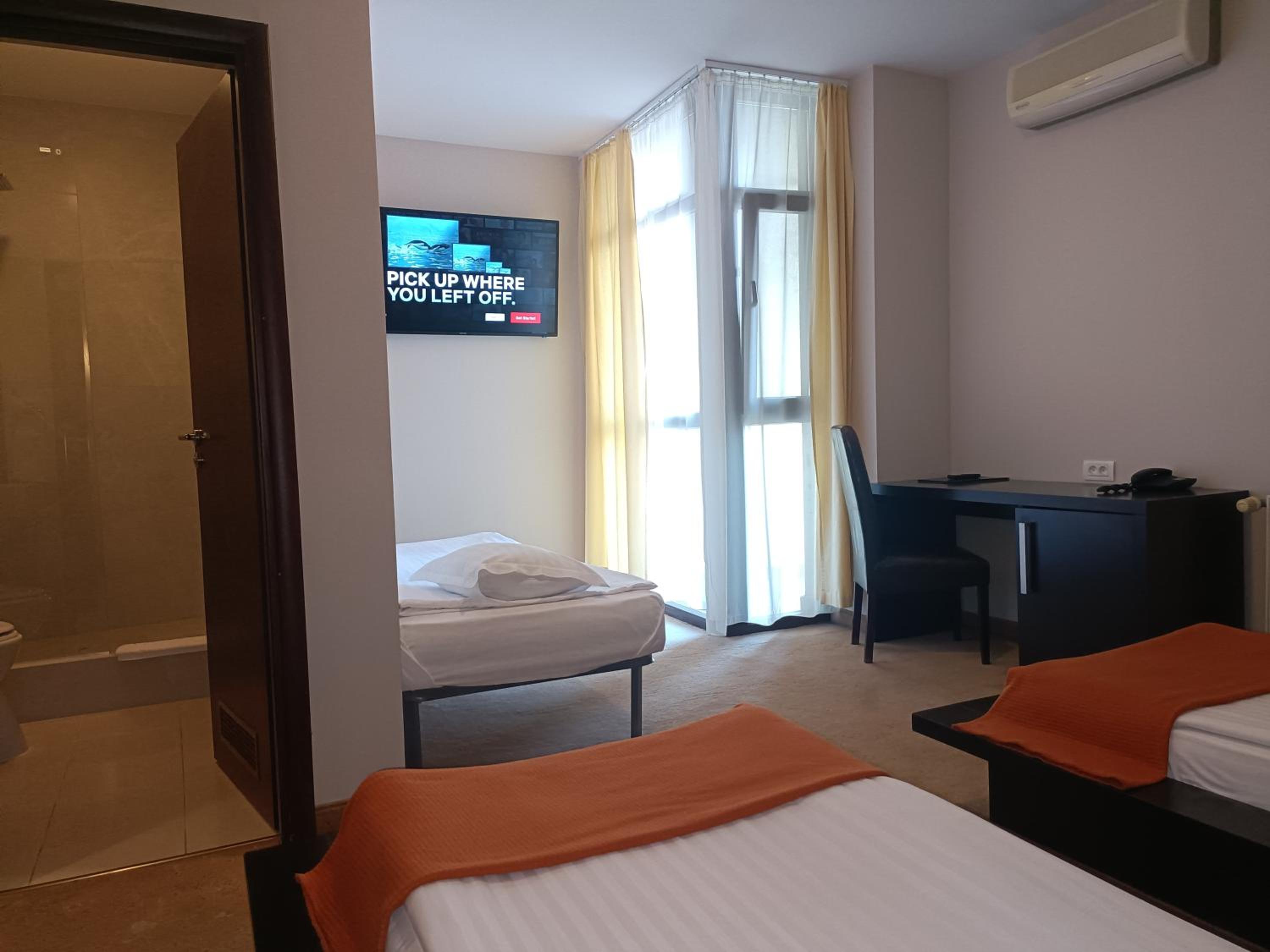 Double Room with Extra Bed photo 3