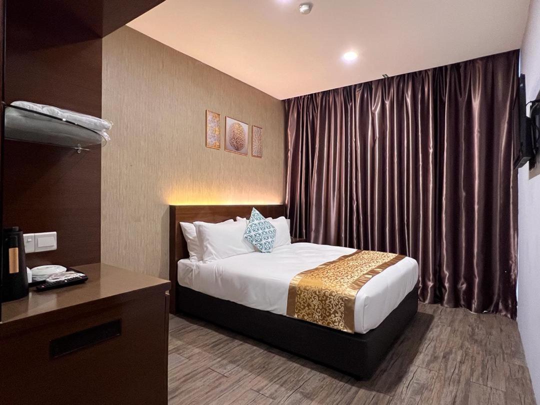 Standard Queen Room