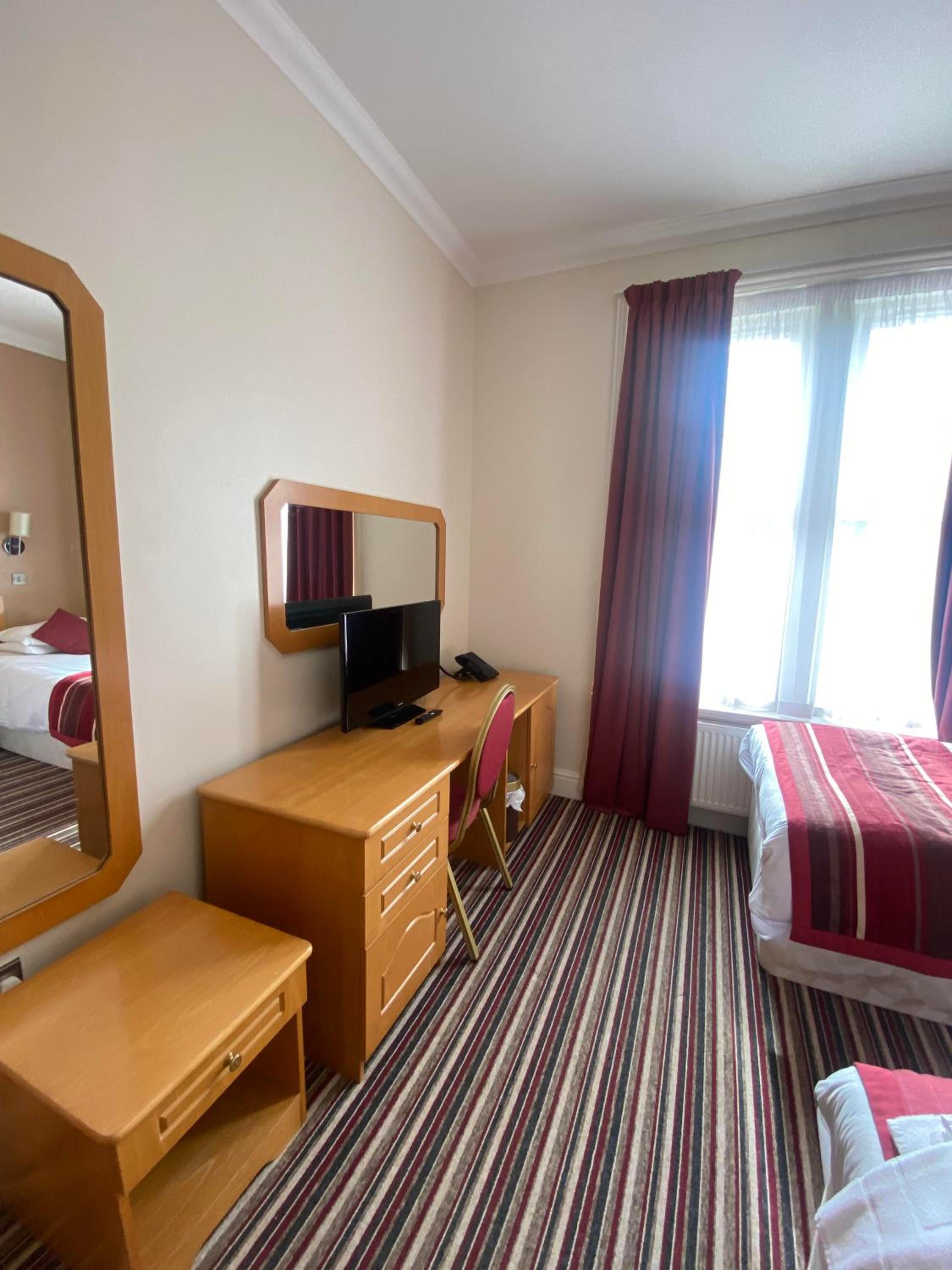 Twin Room - Photo 5