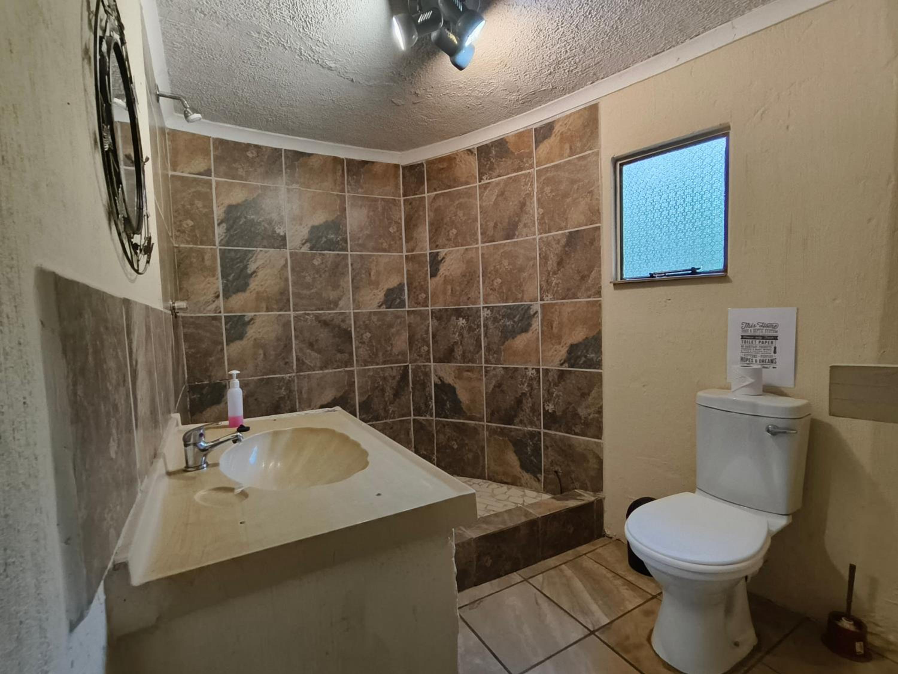 Seven-Bedroom House - Photo 5