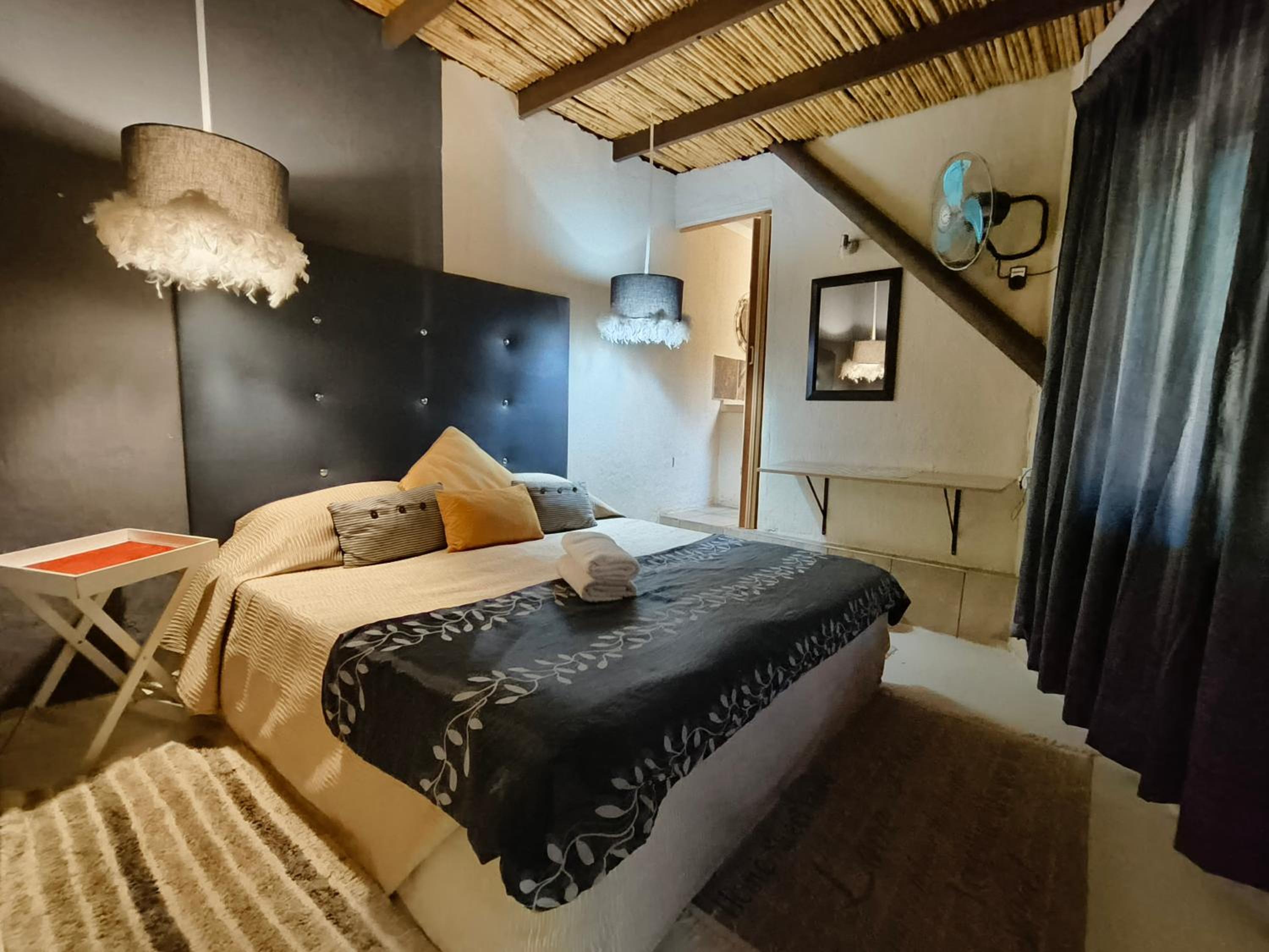 Seven-Bedroom House - Photo 4
