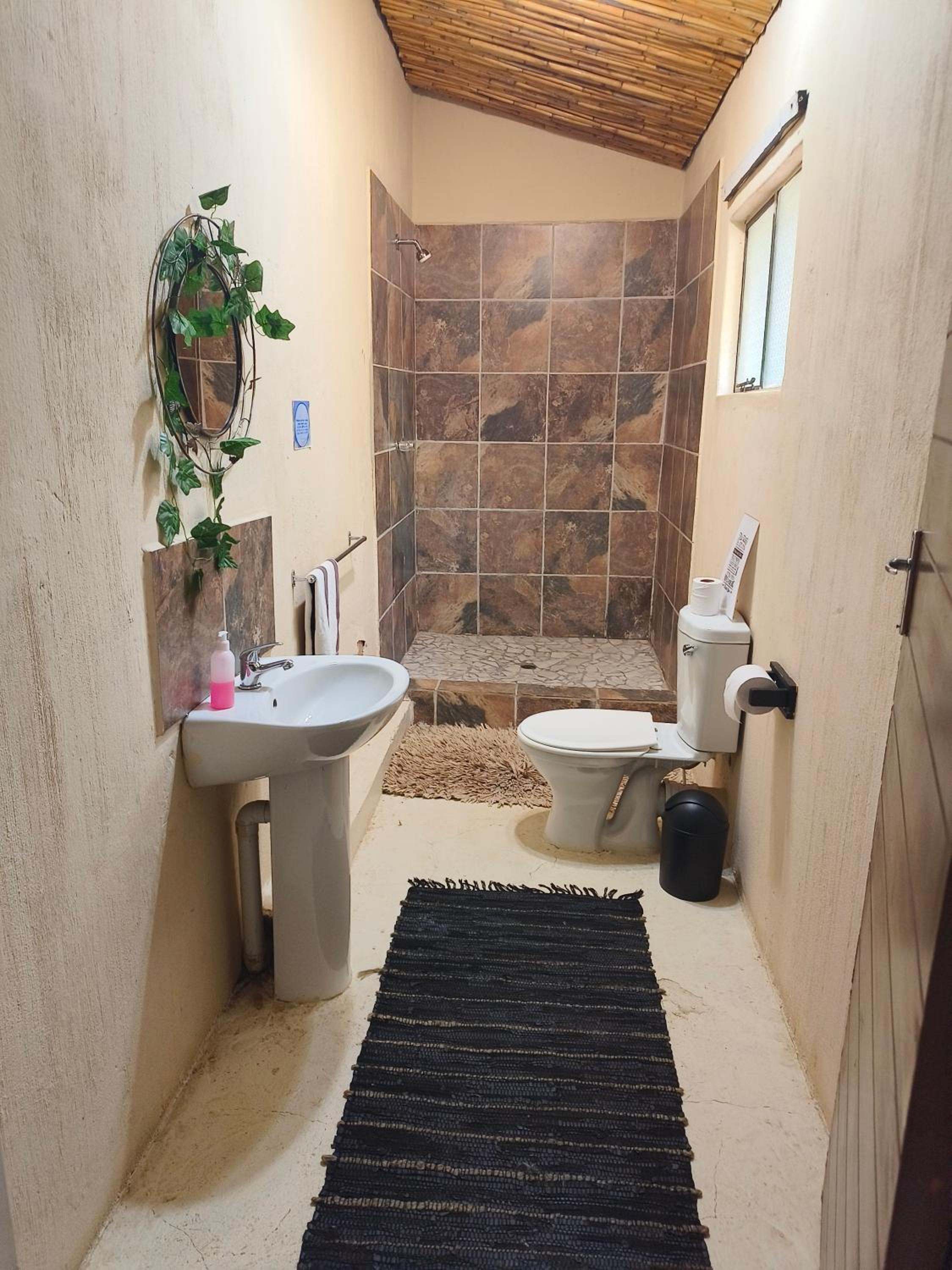 Seven-Bedroom House - Photo 18