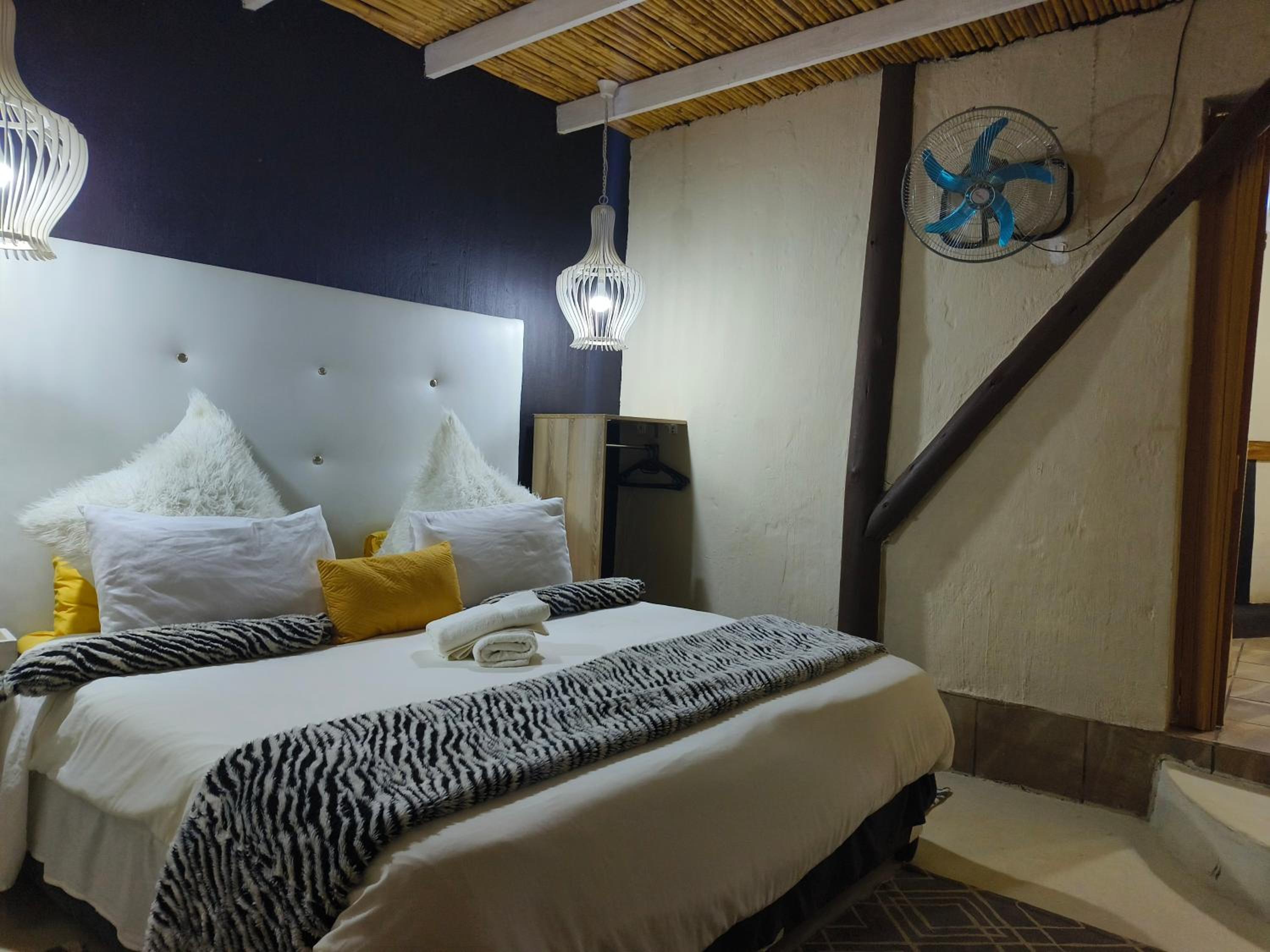 Seven-Bedroom House - Photo 9