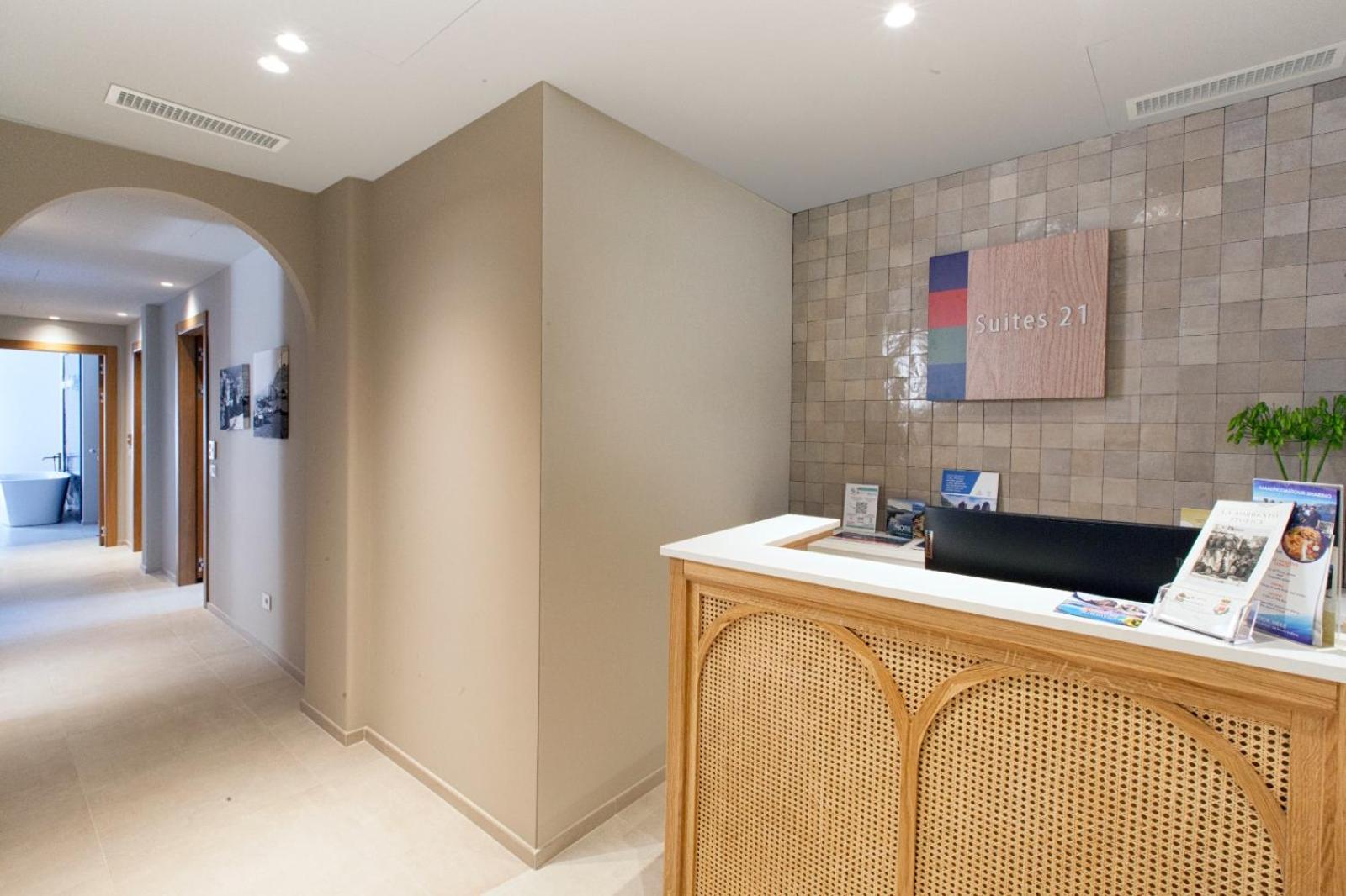 Deluxe Double Room with Balcony - Photo 21