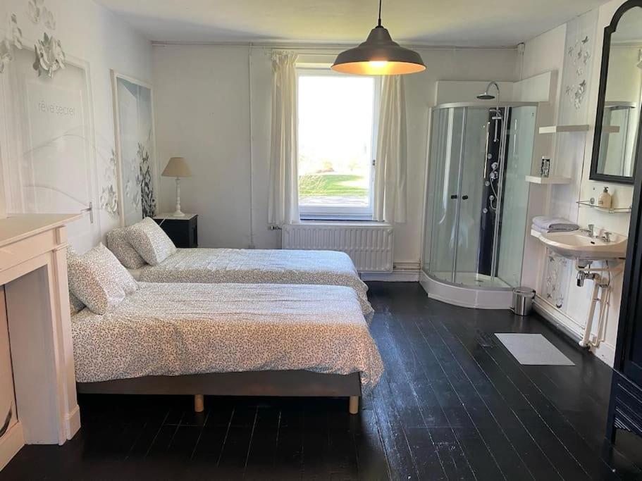 Six-Bedroom House photo 1