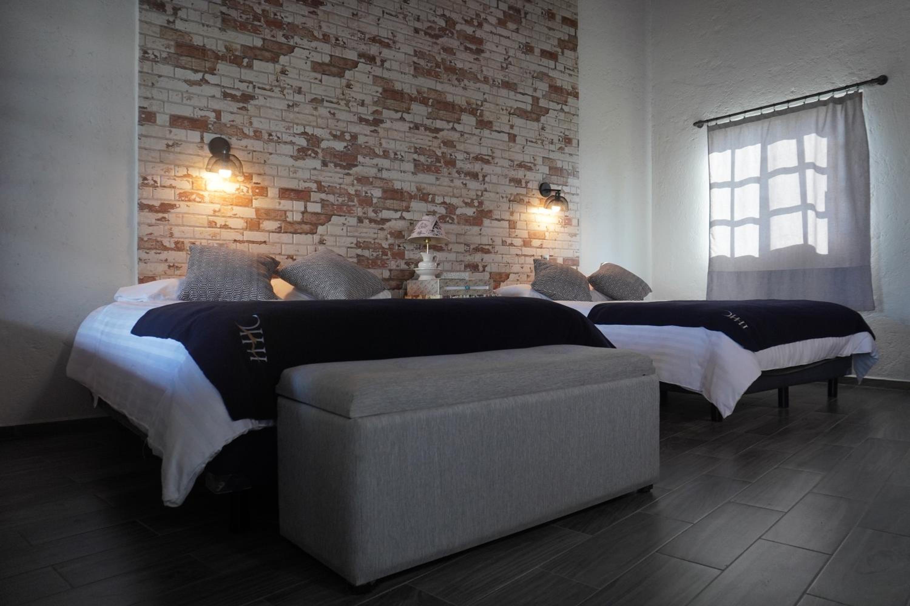 Deluxe Queen Suite