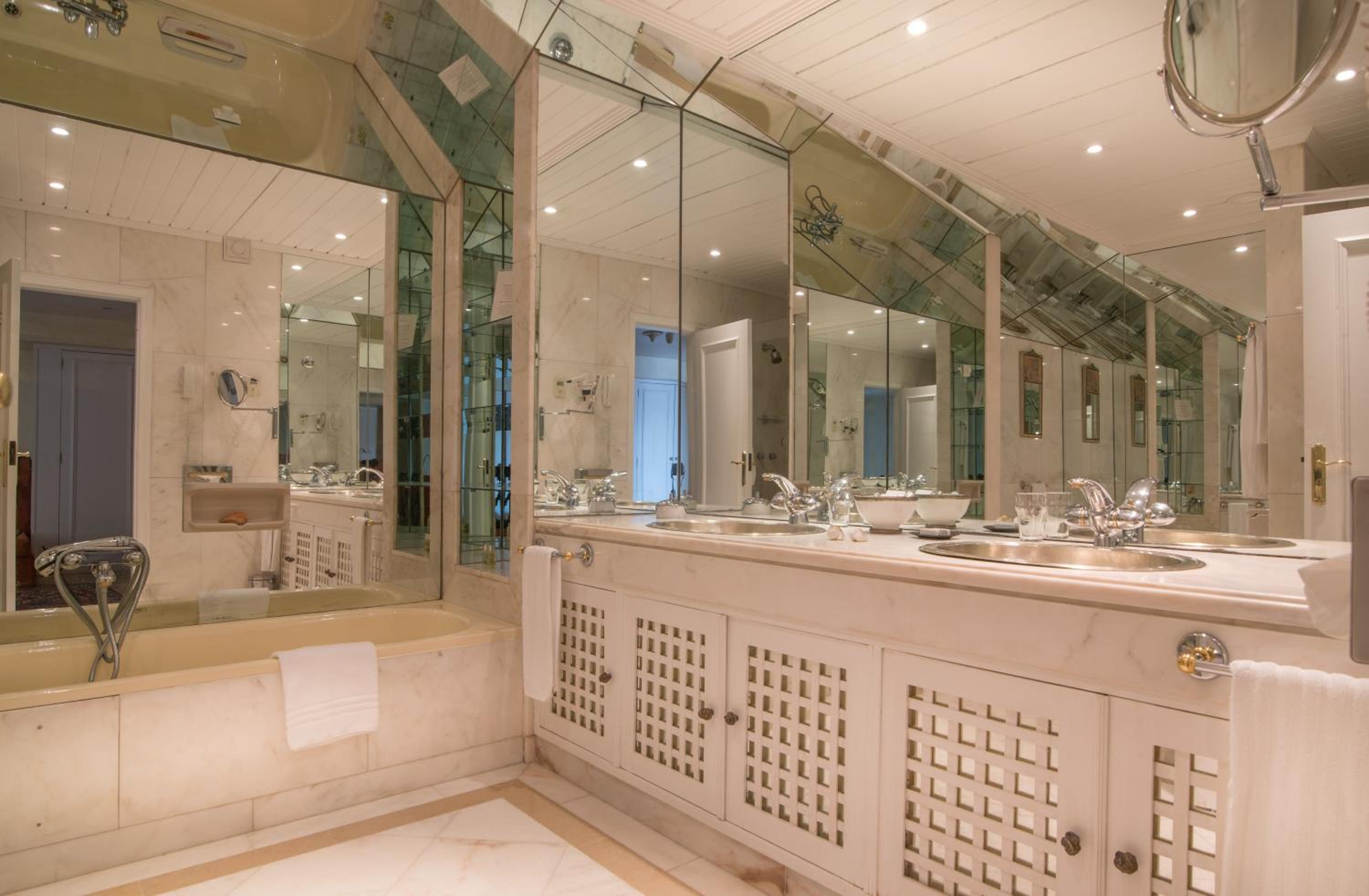 Suite with Sea View - Photo 12