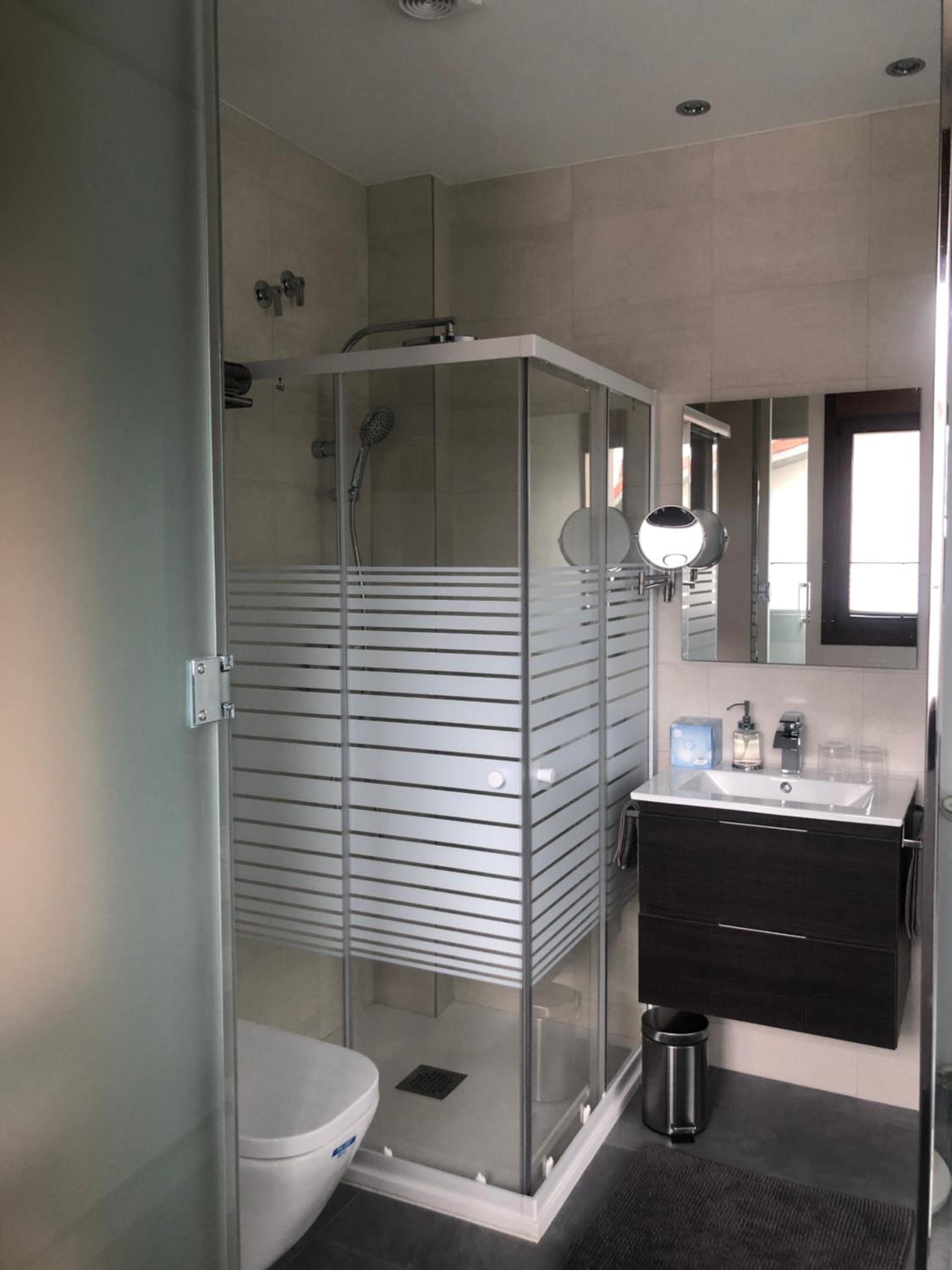 Double Room with Private Bathroom - Photo 12