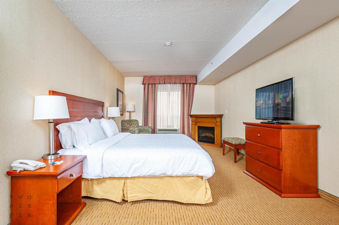 Standard King Room with Mobility Accessible Roll-In Shower - Photo 2