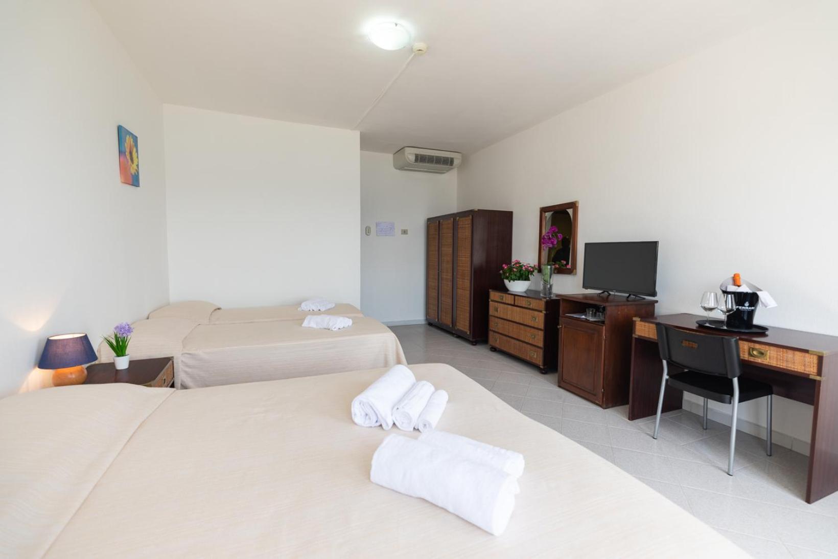 Quadruple Room - Photo 1