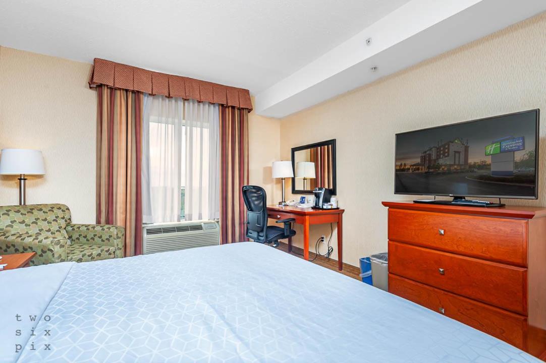Standard King Room with Sofa Bed - Photo 3