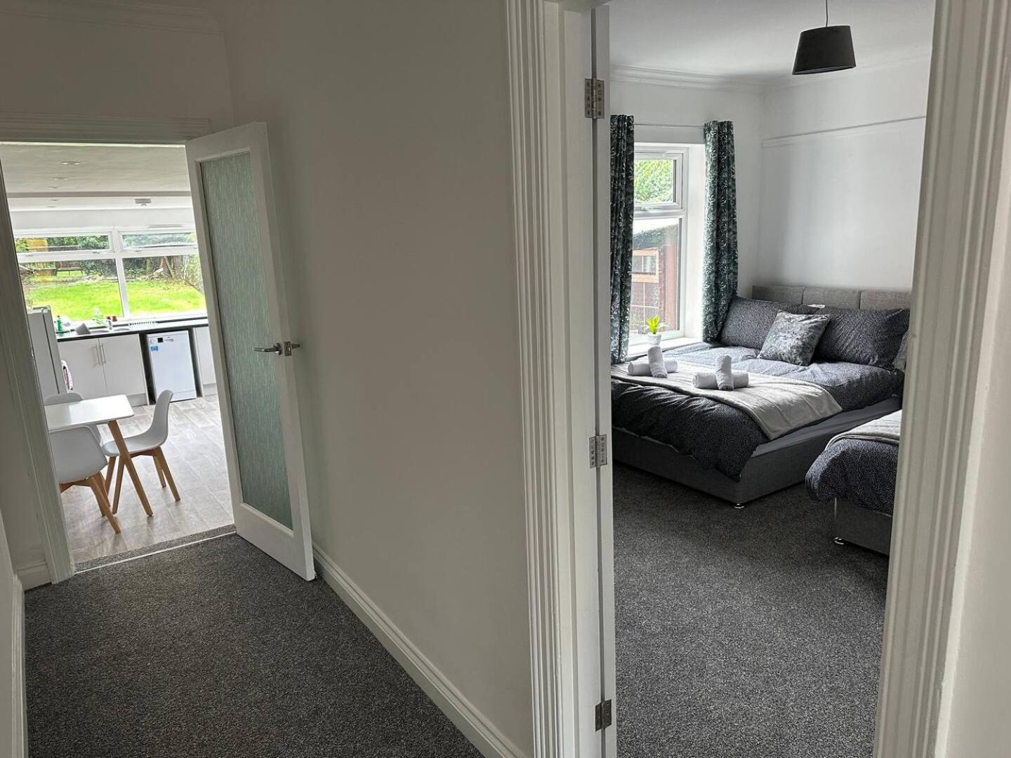 Five-Bedroom House photo 2