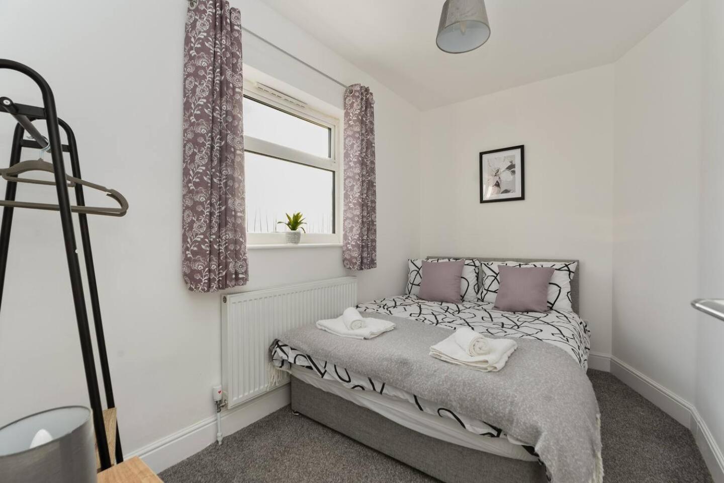 Five-Bedroom House photo 3