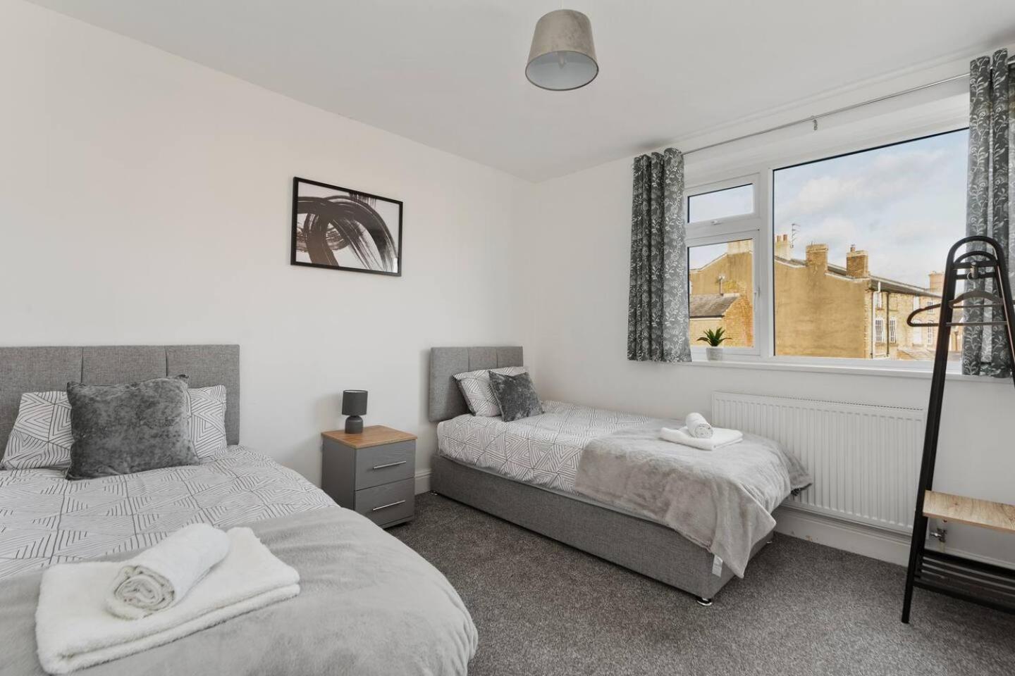 Five-Bedroom House photo 1