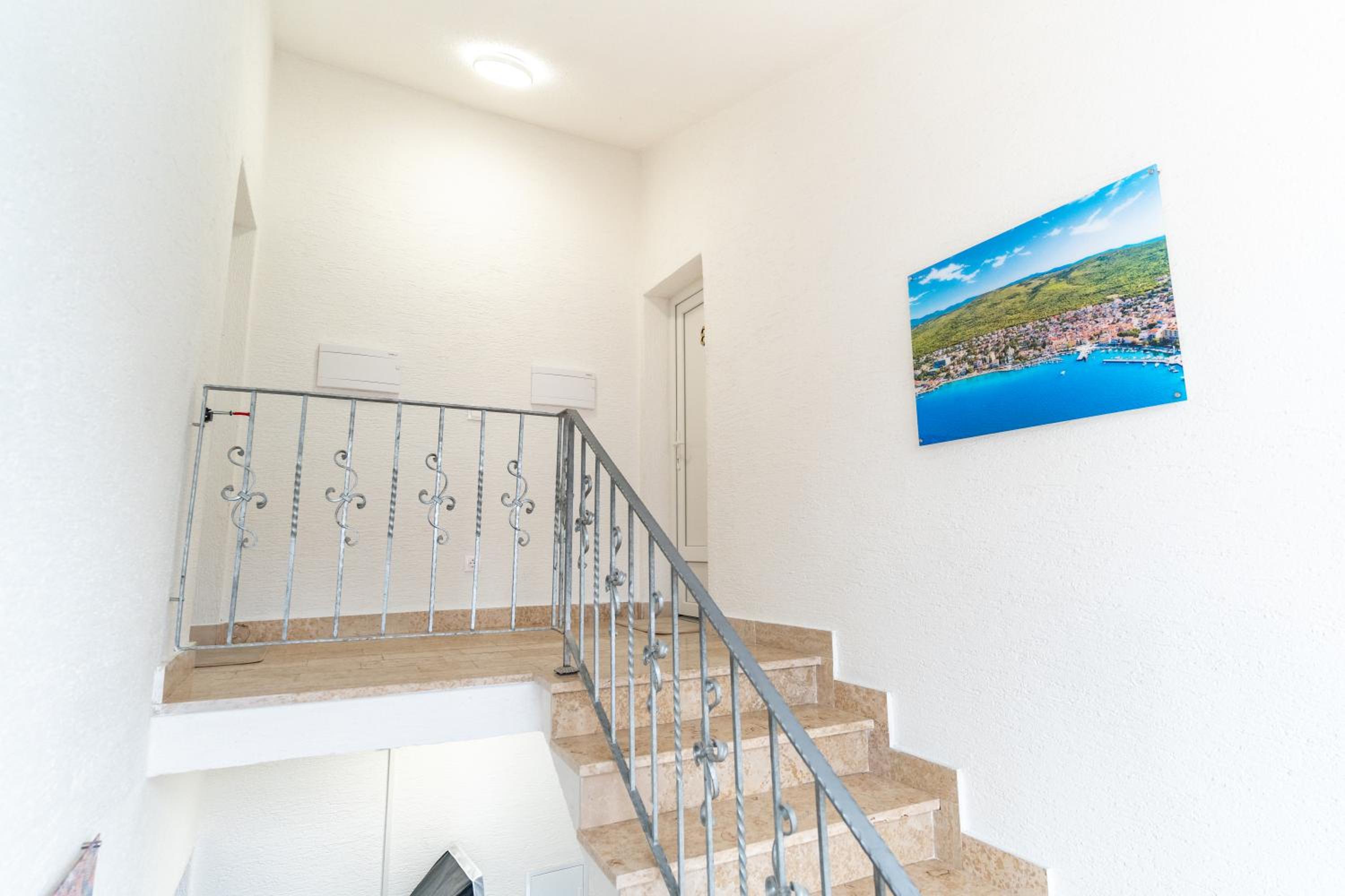 One-Bedroom Apartment with Balcony and Sea View photo 3