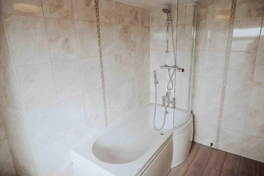 Three-Bedroom House photo 3