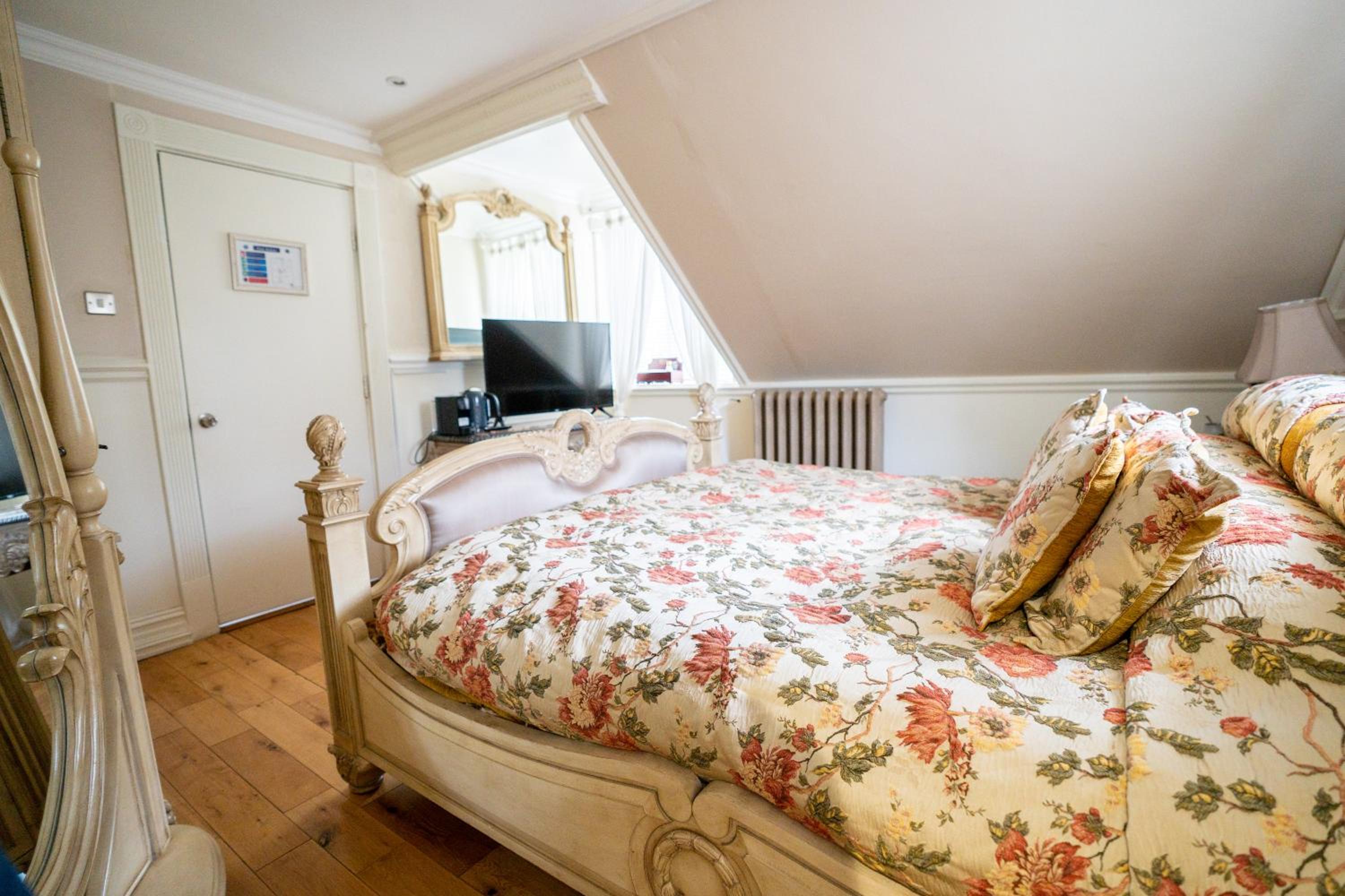 Standard Double Room with Shower -Mews building photo 1