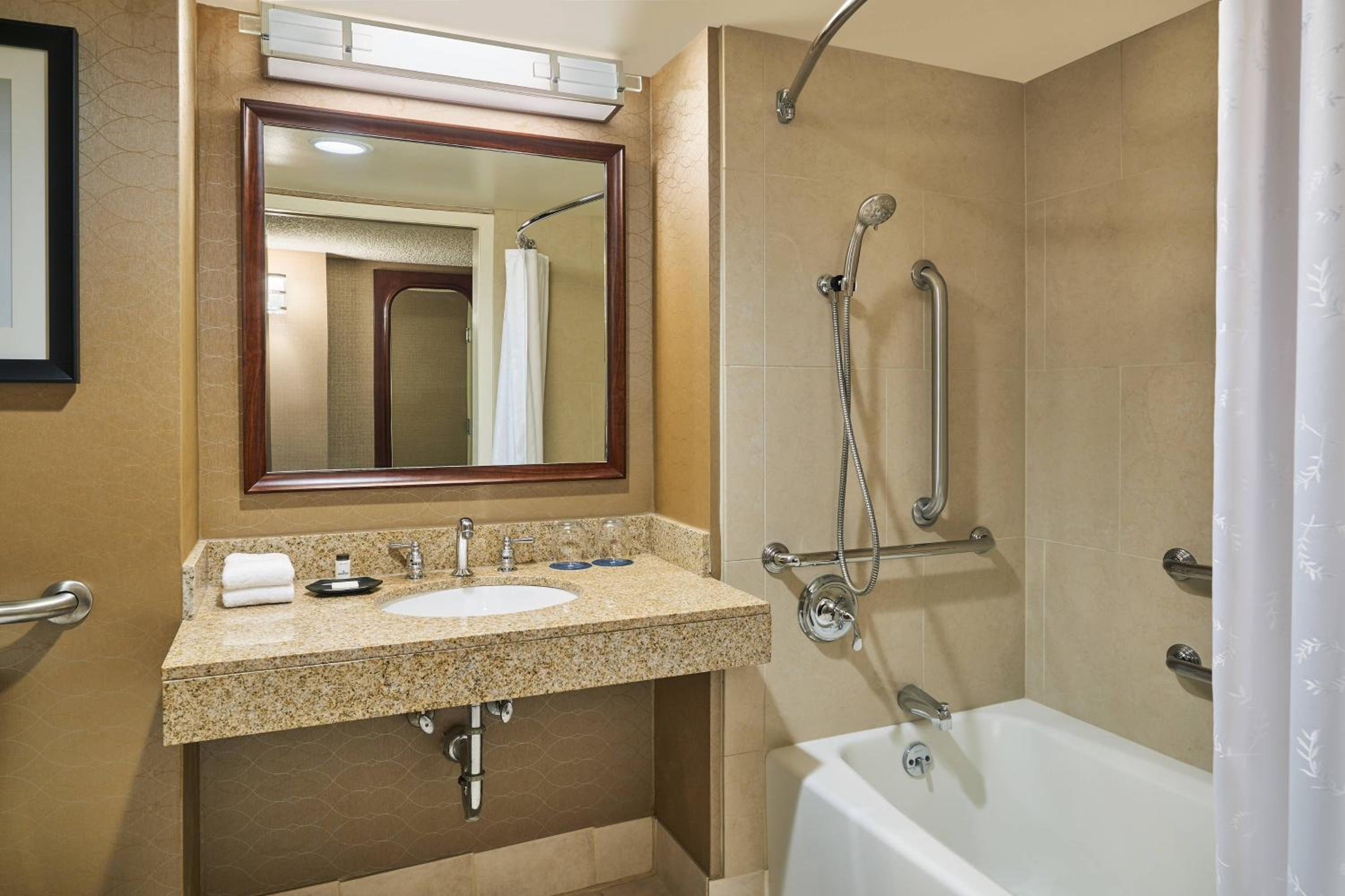 Traditional King Room with Adapted Tub - Mobility Accessible - Photo 2