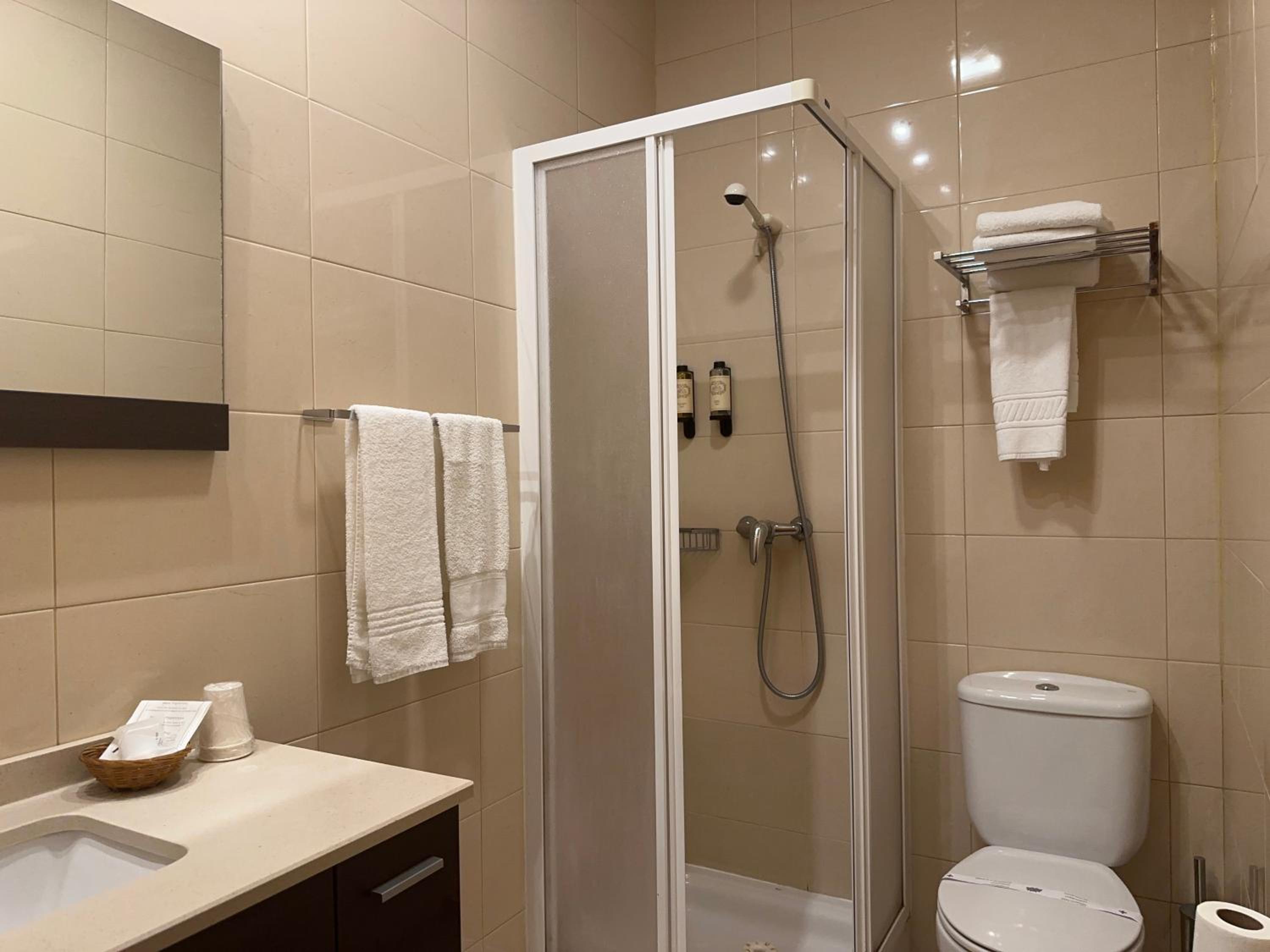 Twin Room - Photo 2