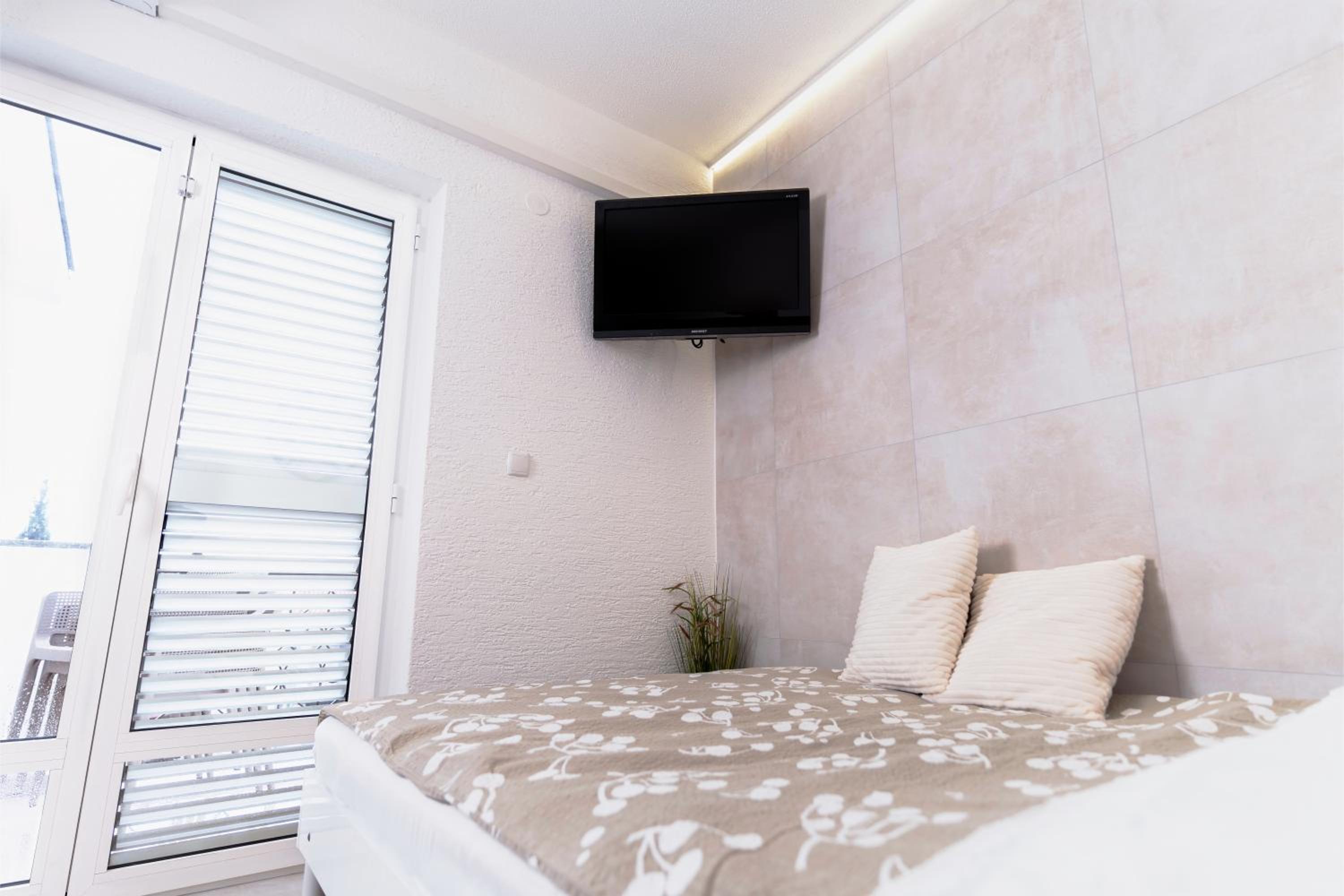 Two-Bedroom Apartment with Balcony and Sea View photo 3