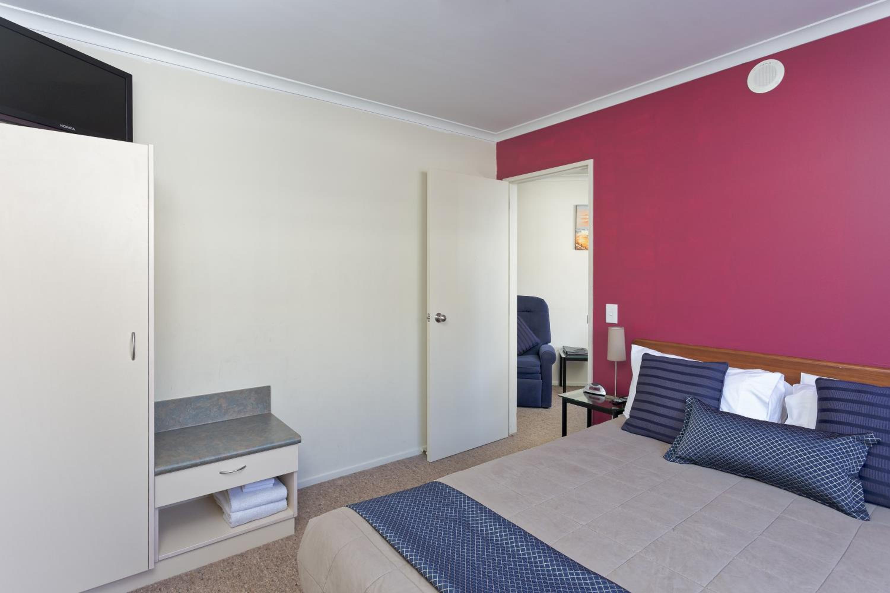 Deluxe One-Bedroom Apartment photo 1