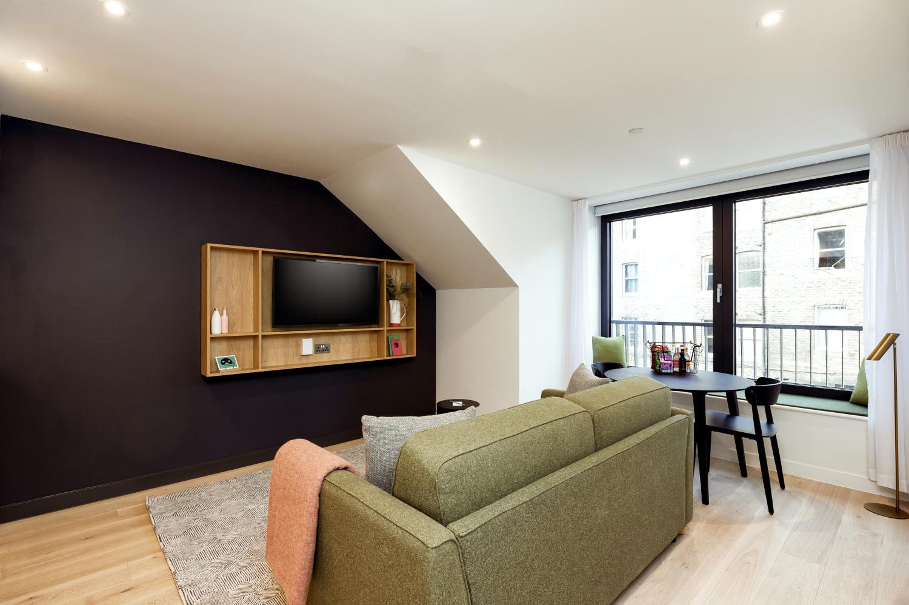 One Twin Bedroom Apartment with Castle View