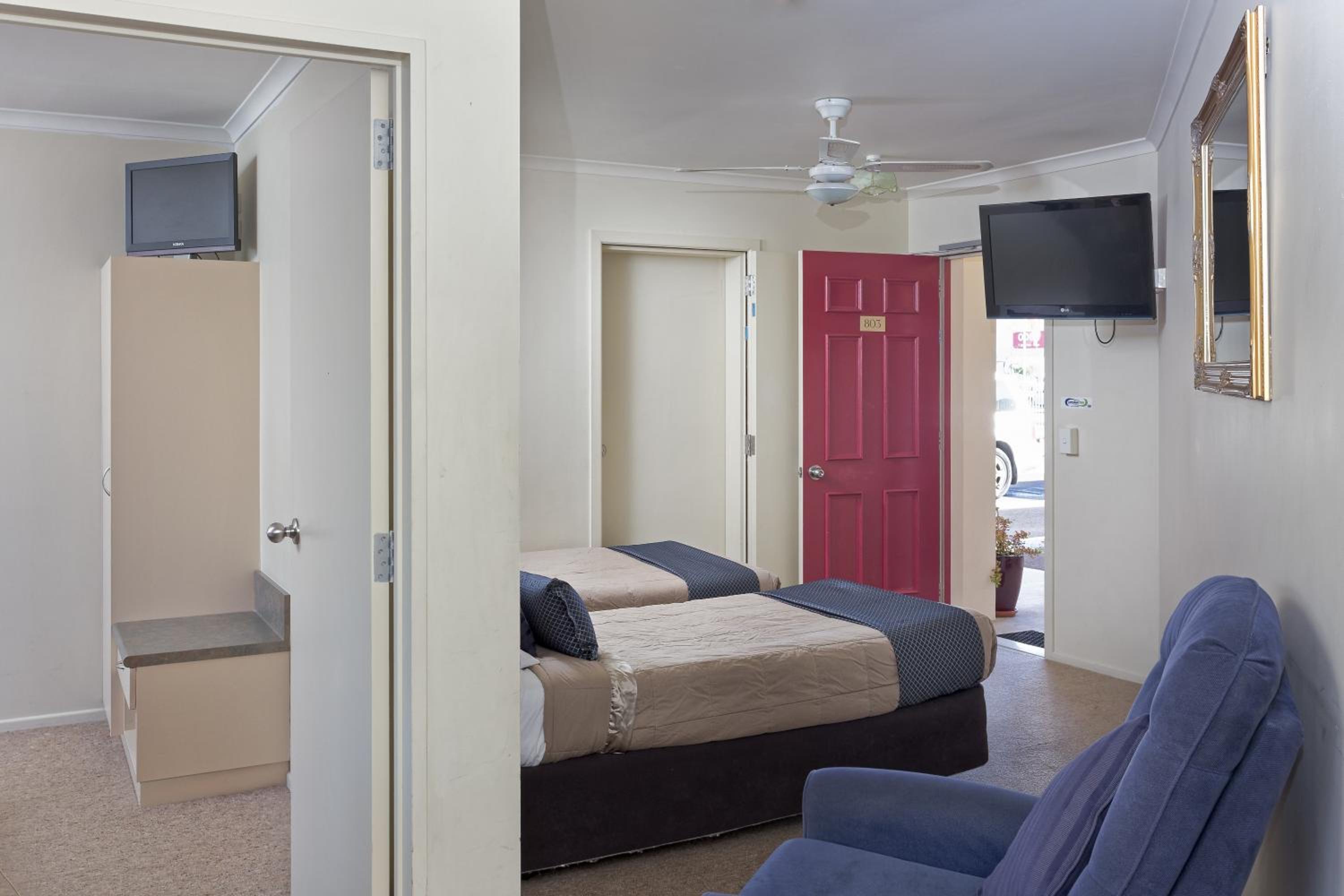 Deluxe One-Bedroom Apartment photo 2