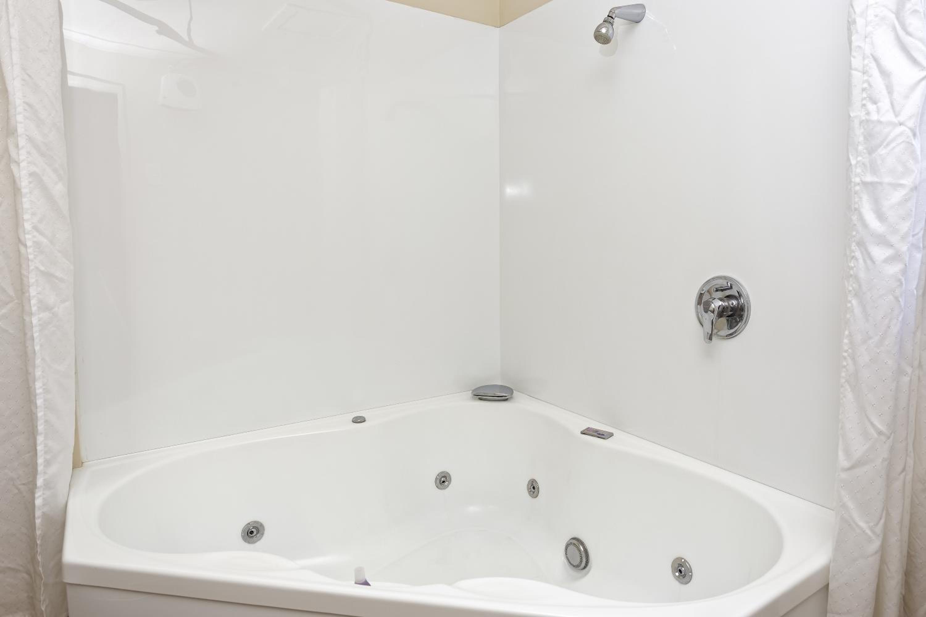 Queen Studio with Private Spa Bath photo 2