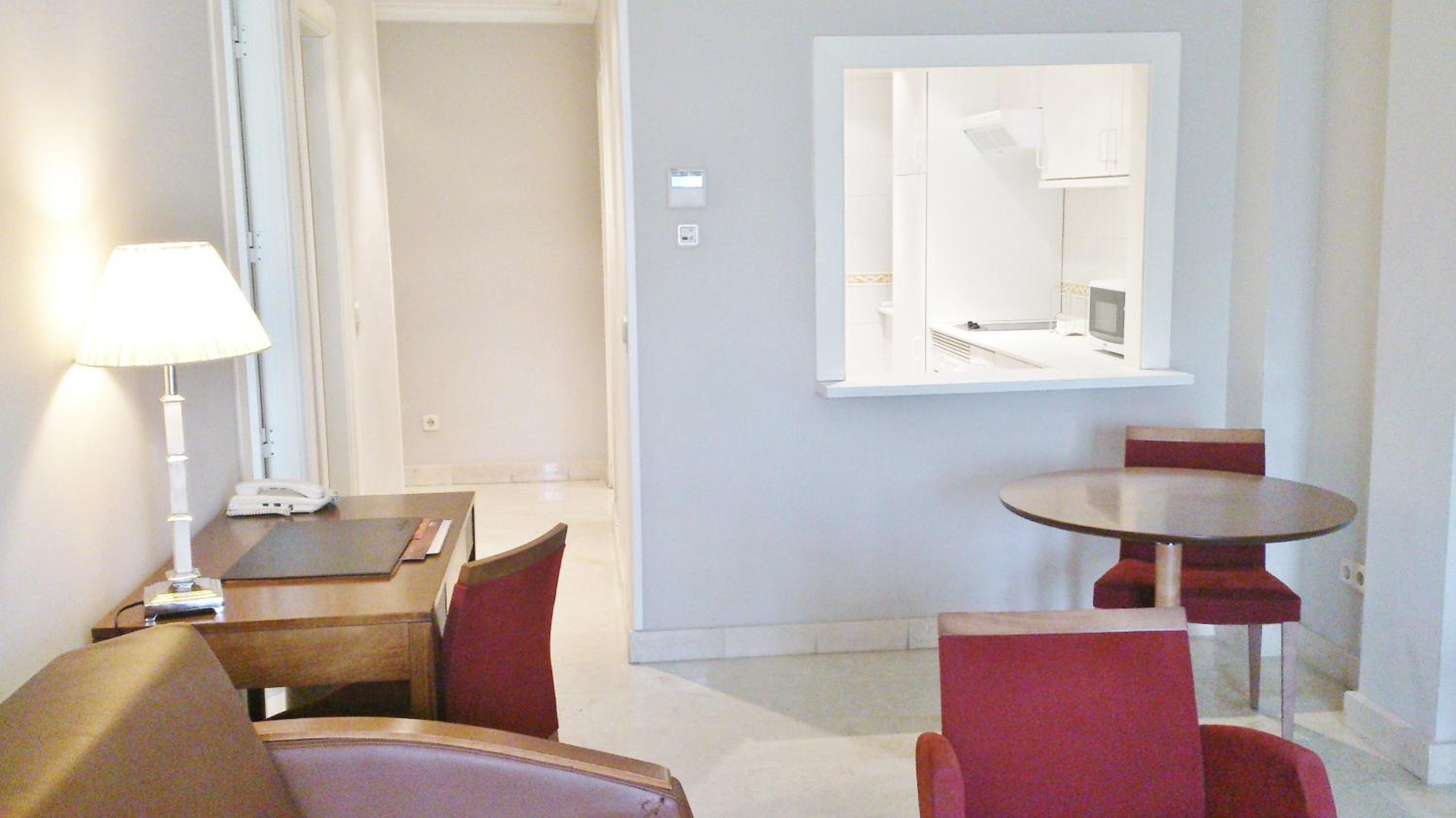 Superior One-Bedroom Apartment - Photo 2