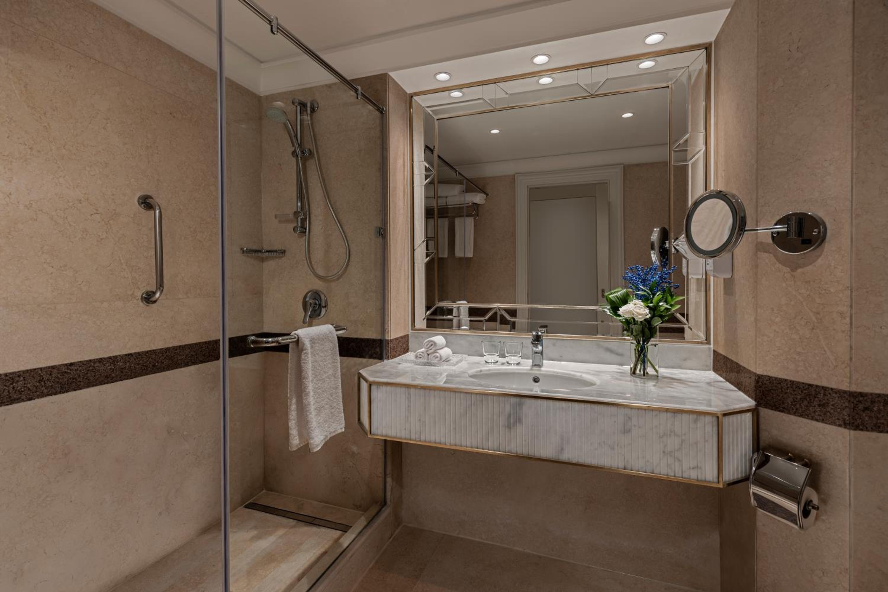Premium King Room with Ergonomic Flex Space - Photo 4