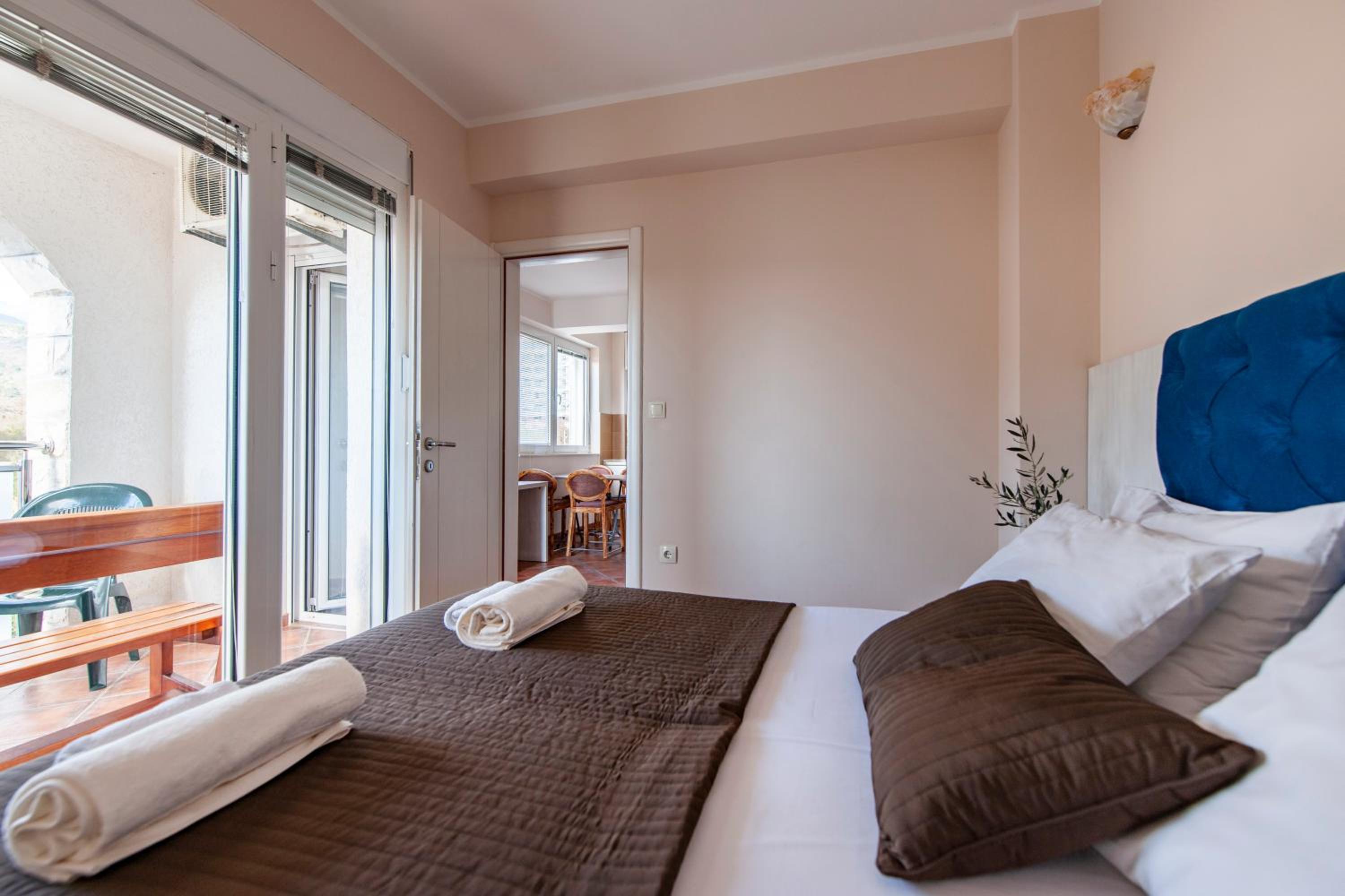 Apartment with Mountain View