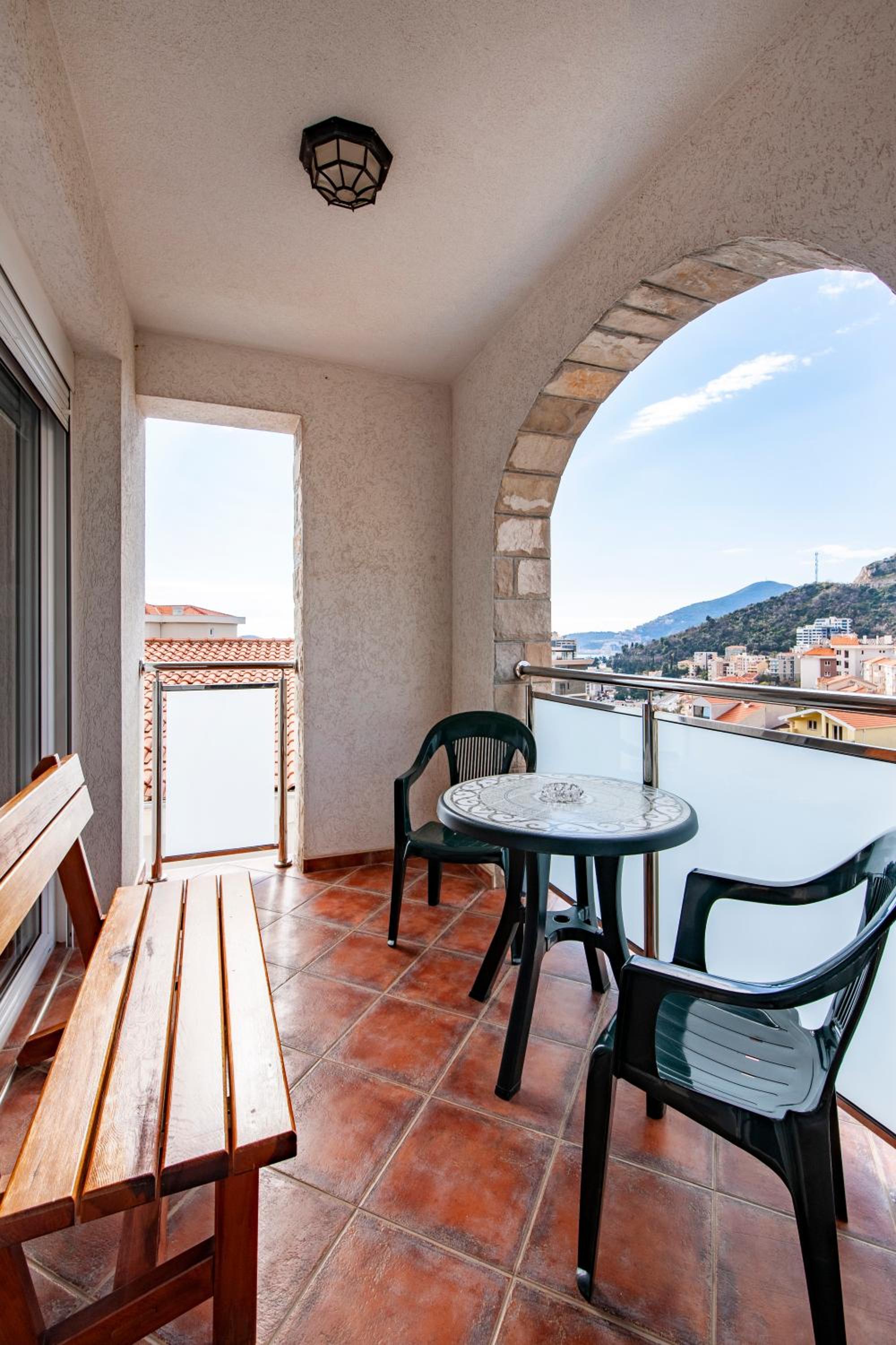 Apartment with Mountain View