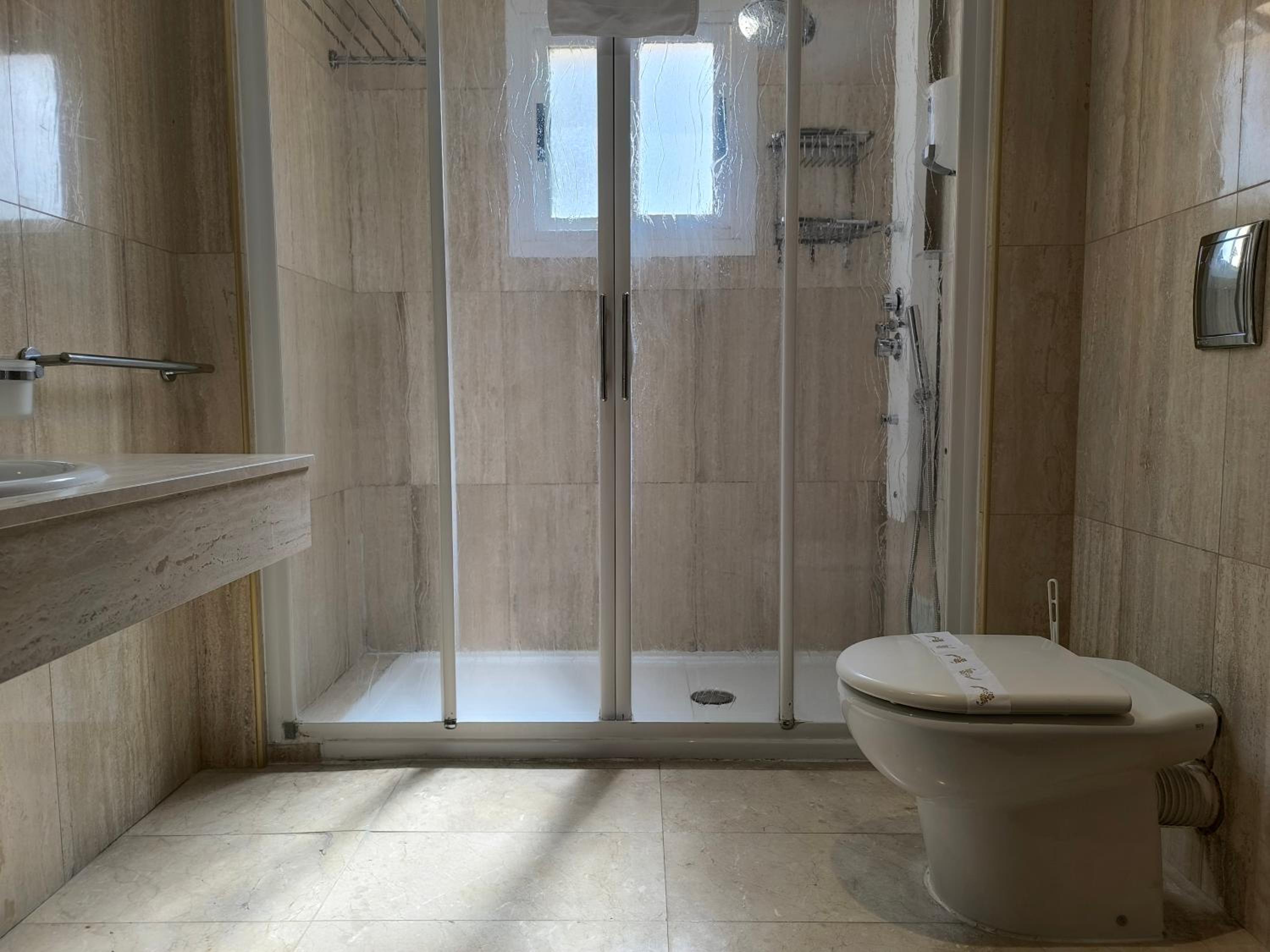 Double or Twin Room - Photo 10