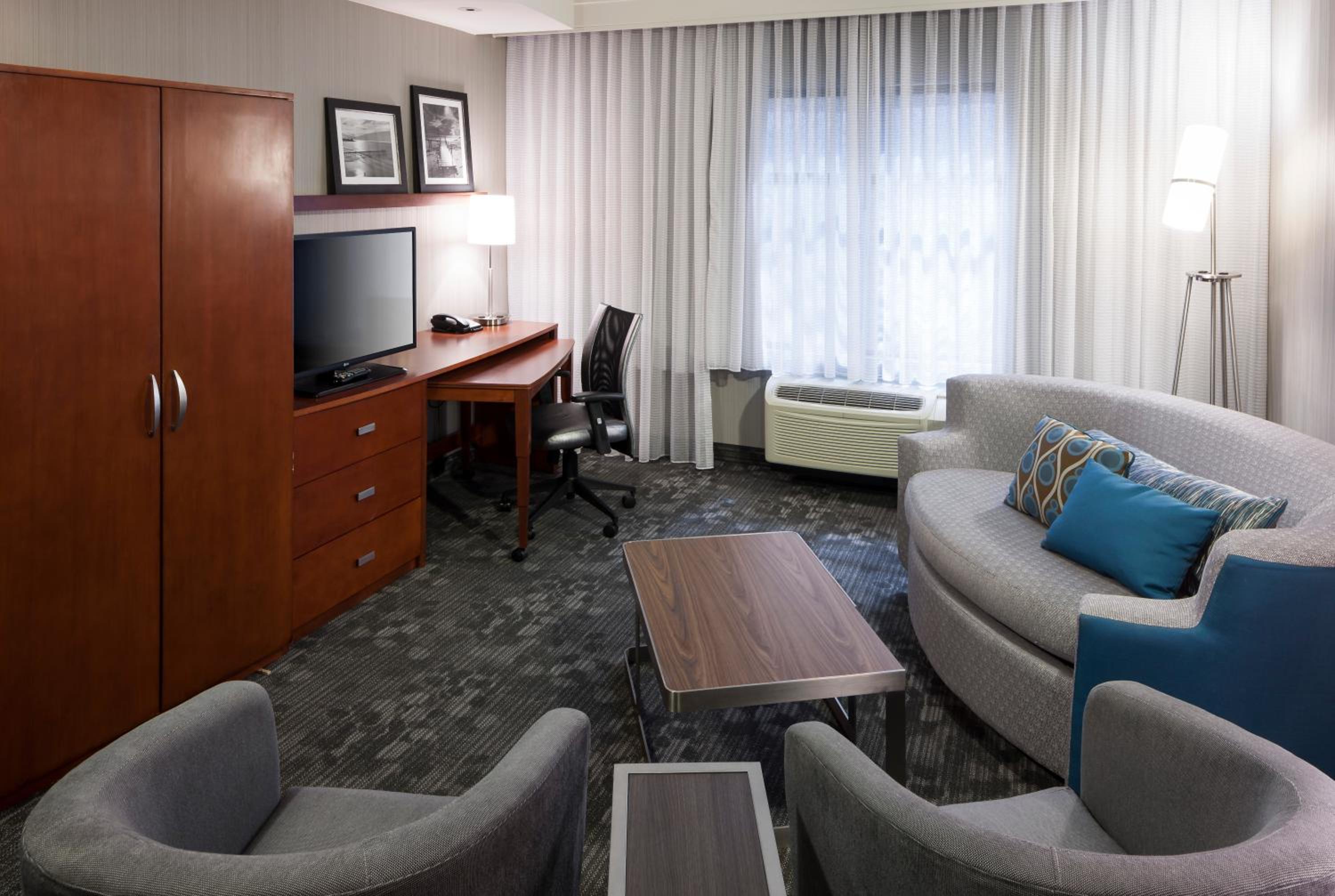 One-Bedroom Executive King Suite with Sofa Bed - Photo 1