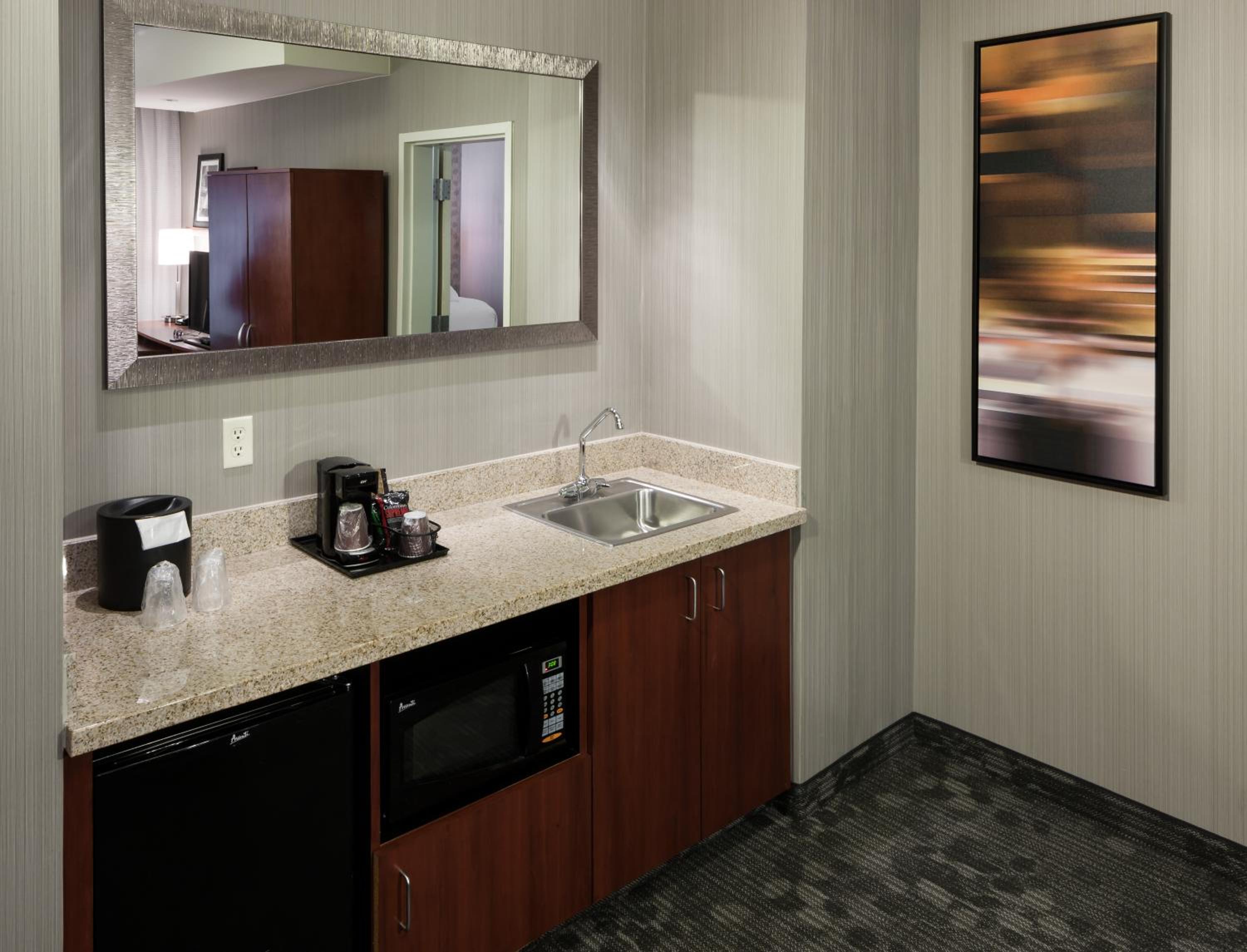 One-Bedroom Executive King Suite with Sofa Bed - Photo 4