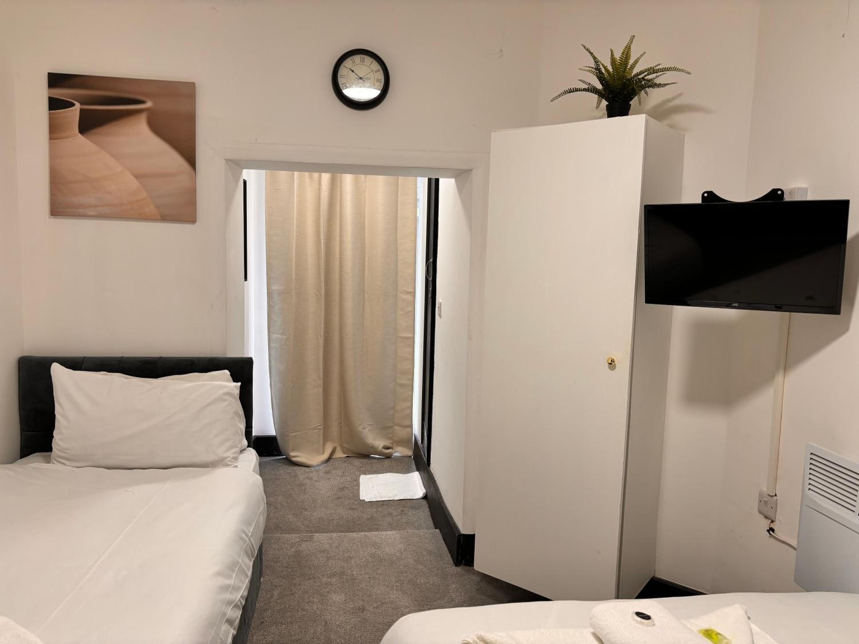Family Room with Bathroom photo 3