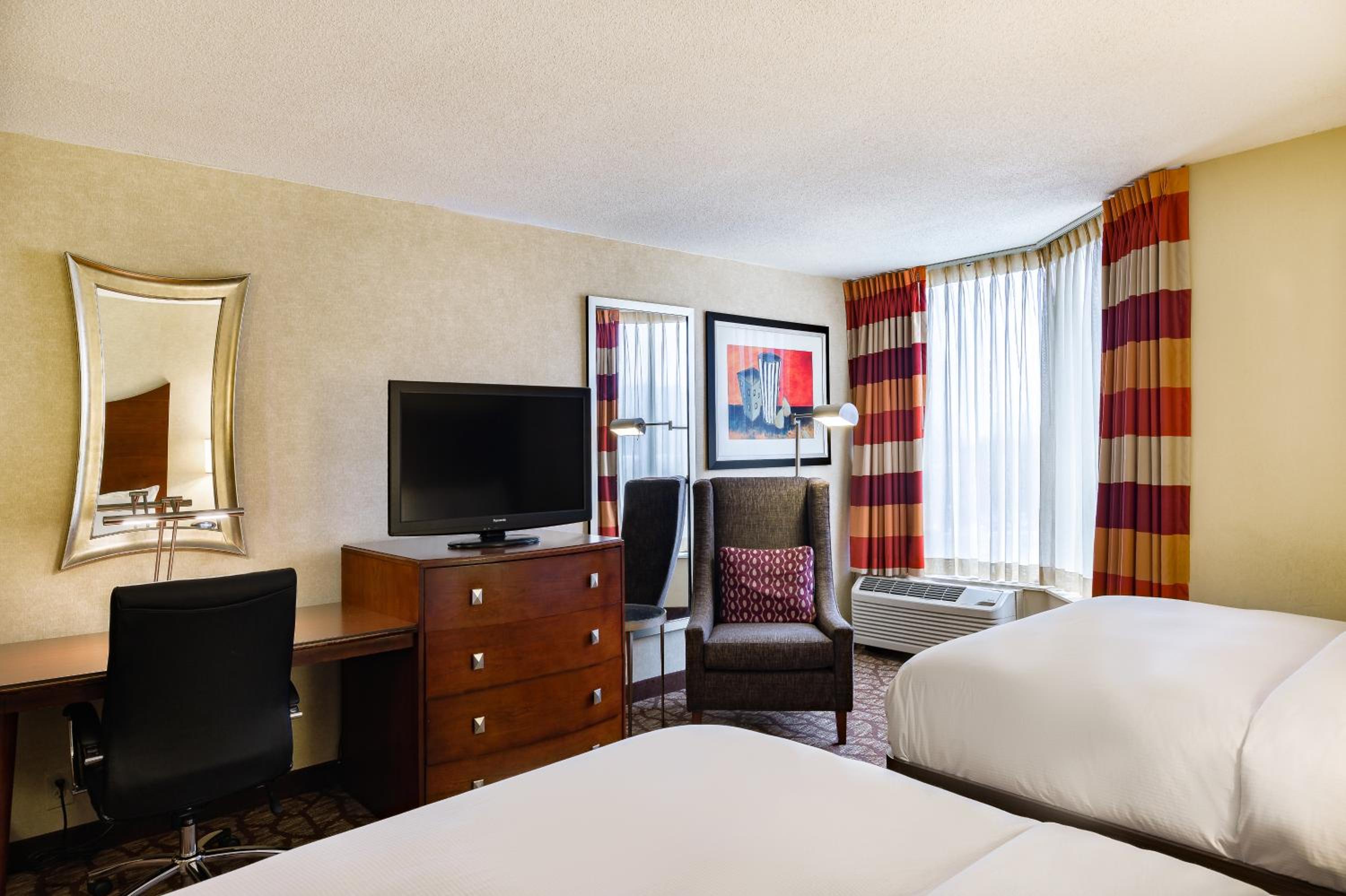 Queen Room with Two Queen Beds - Non-Smoking - Photo 2