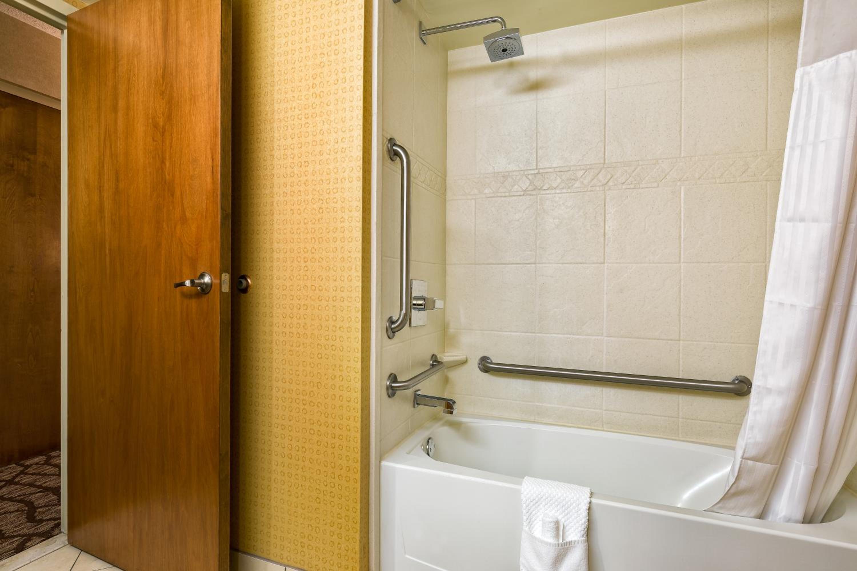 King Room Accessible Tub - Mobility Access/Non-Smoking - Photo 3