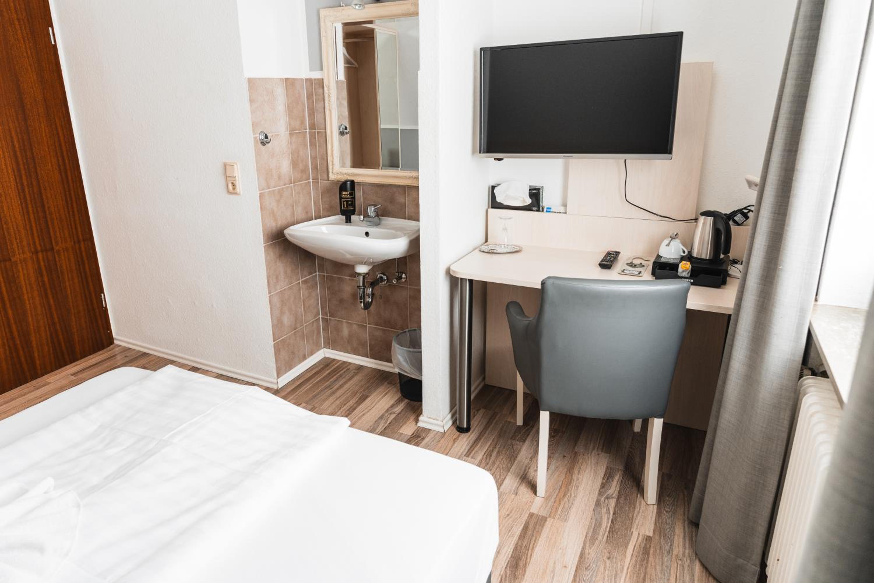 Single Room with Private External Bathroom photo 1