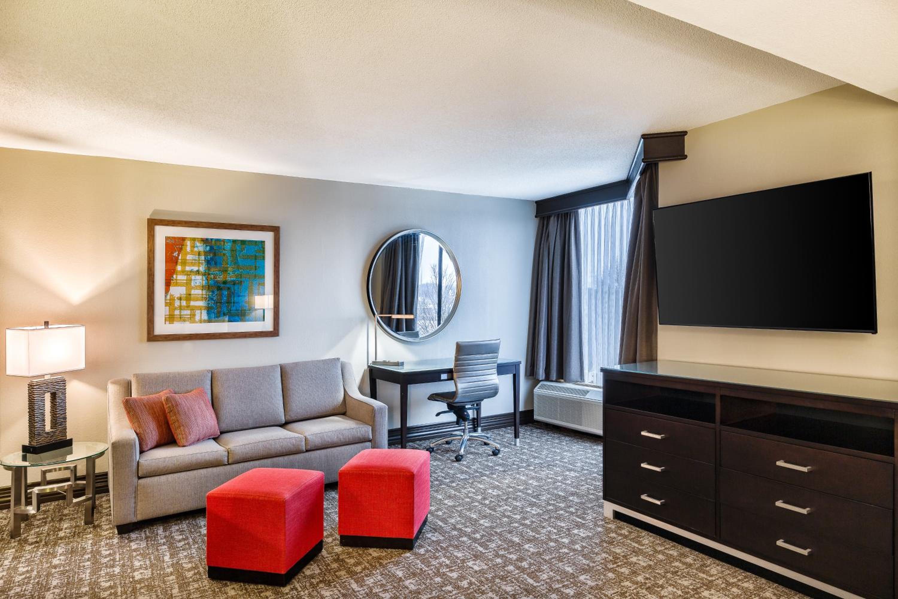 Junior King Suite with Sofa Bed - Non-Smoking - Photo 8