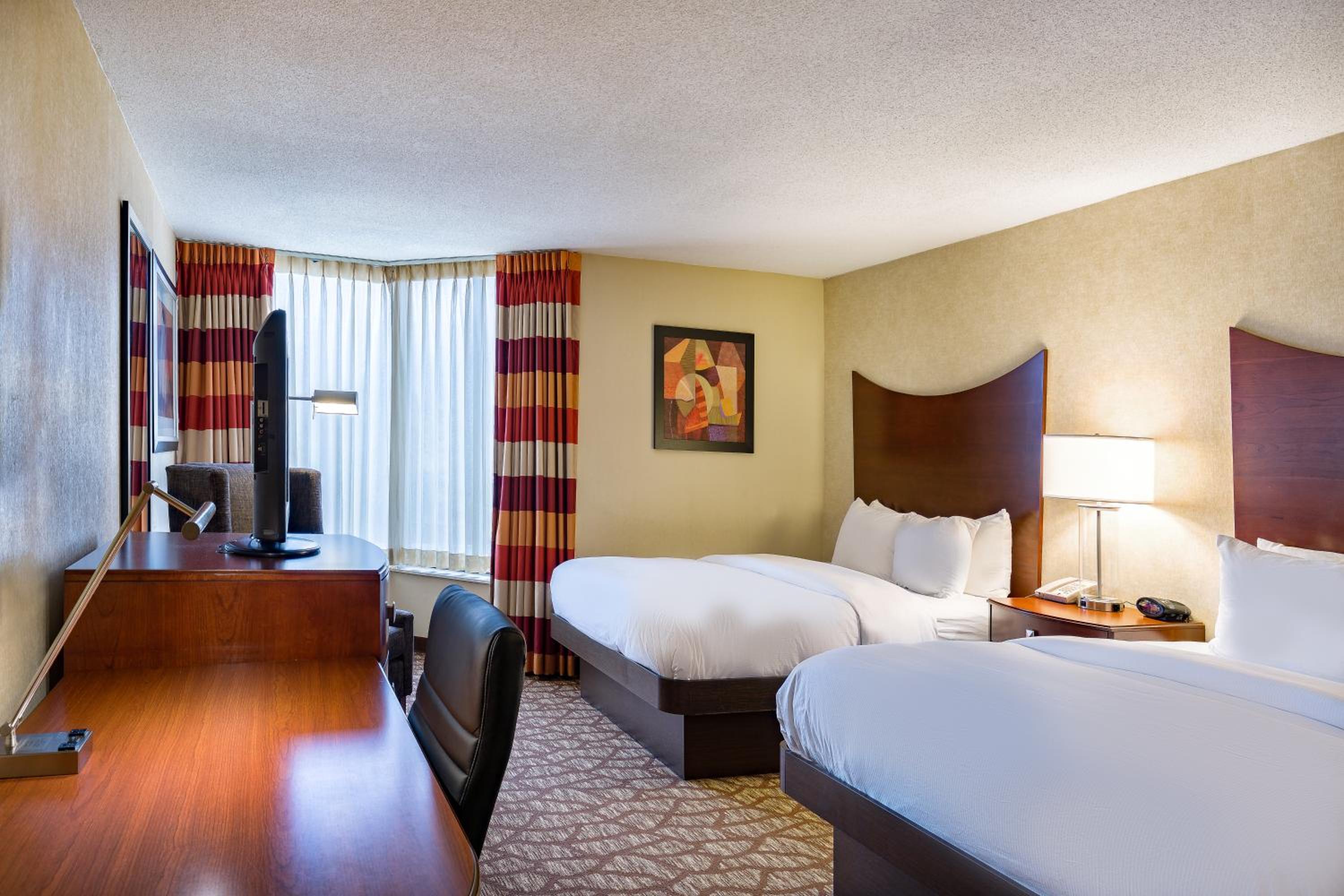 Queen Room with Two Queen Beds - Non-Smoking - Photo 3