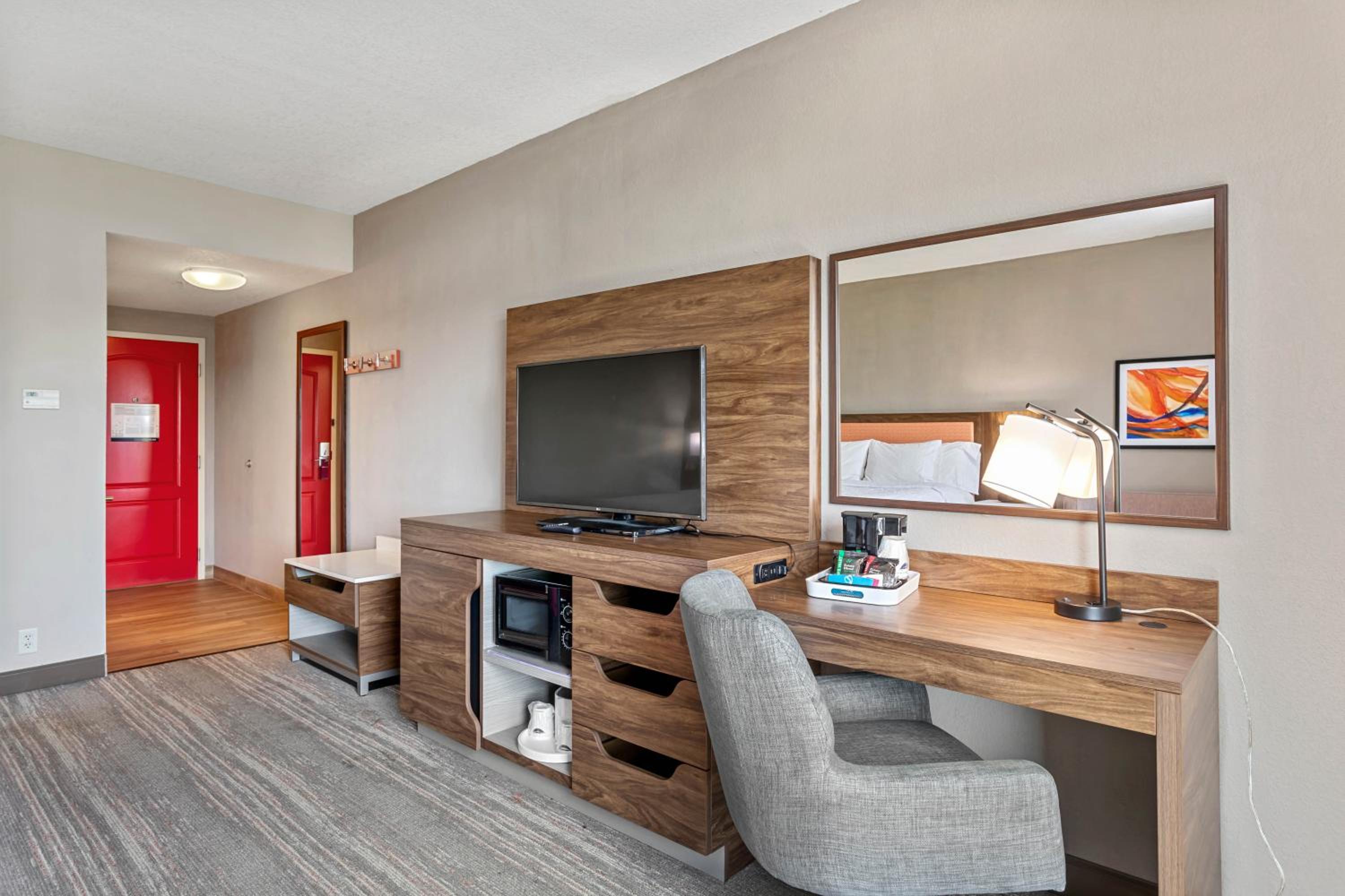 King Room with King Bed - Non-Smoking