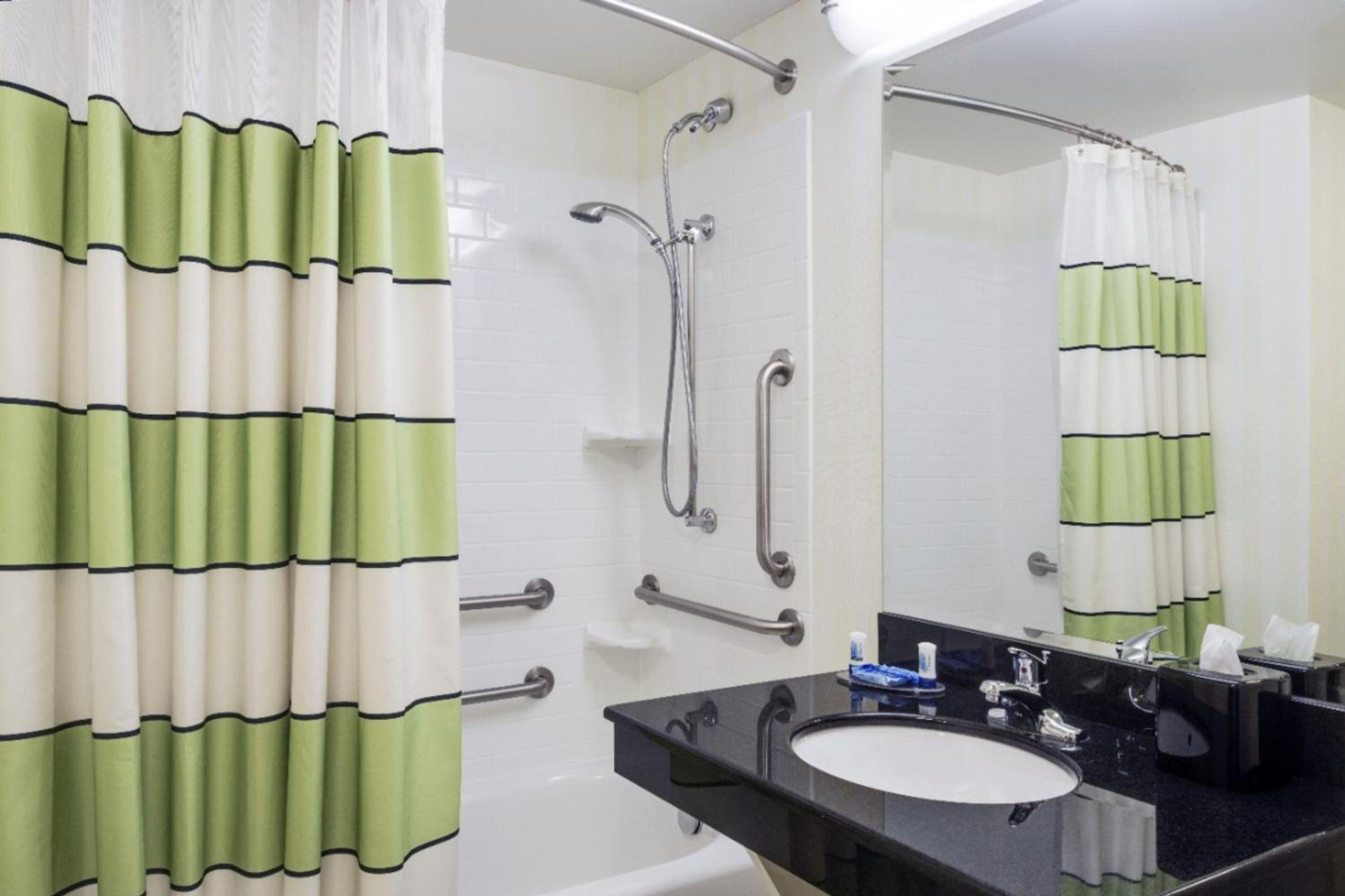 Queen Room with Two Queen Beds and Adapted Tub - Mobility and Hearing Accessible - Photo 4