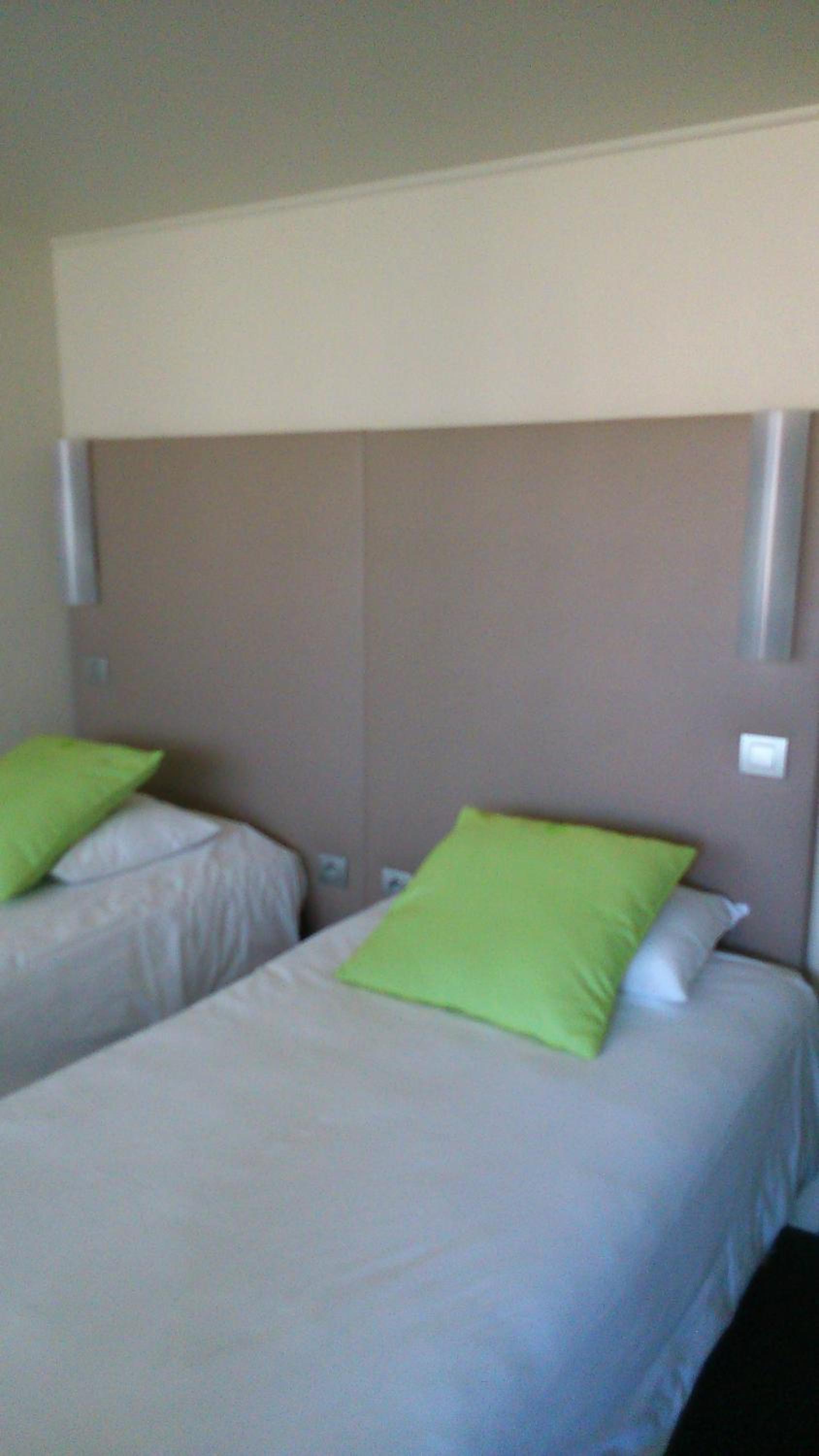 Standard Twin Room - Photo 10