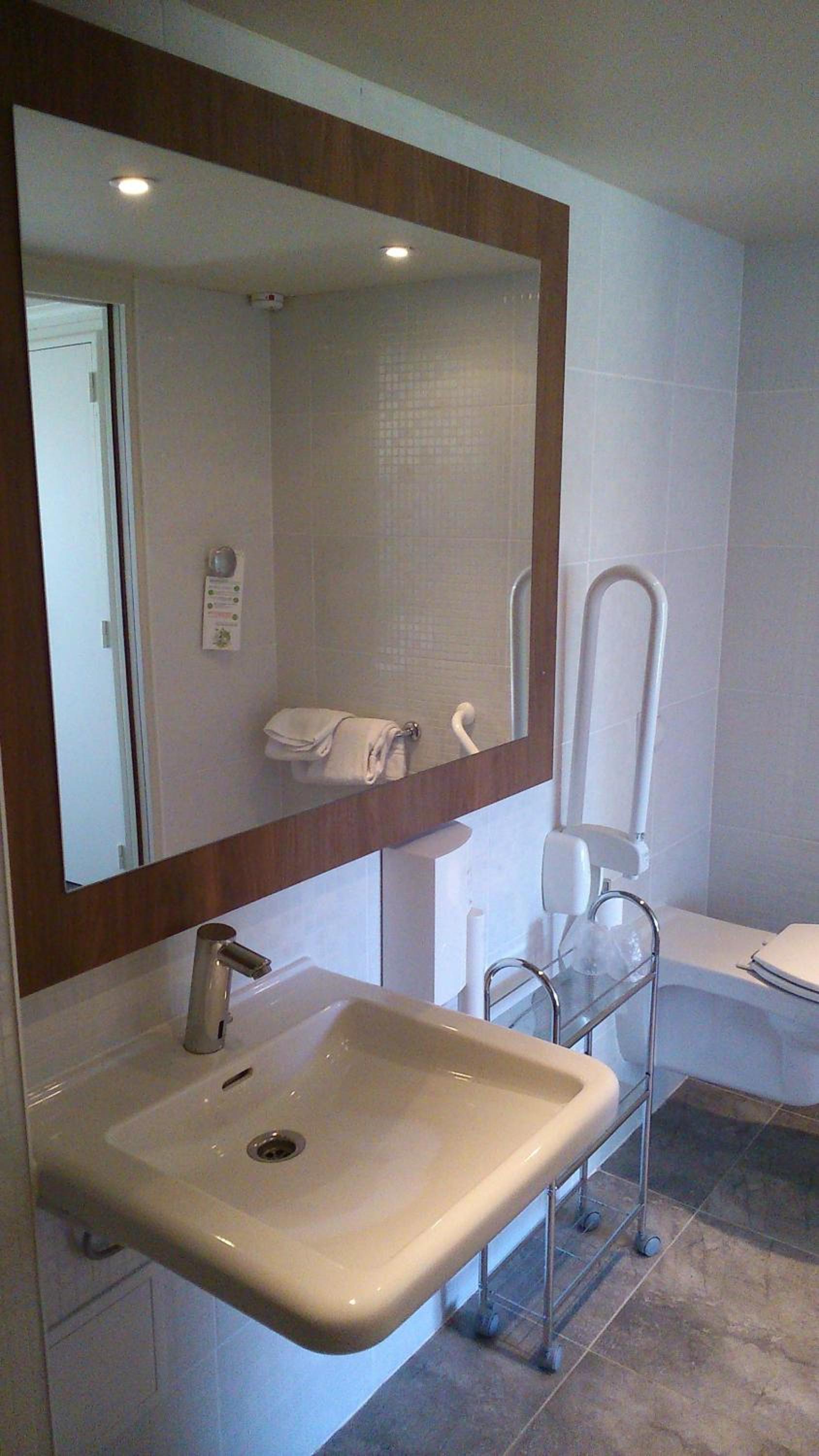 Standard Double Room - Photo 11