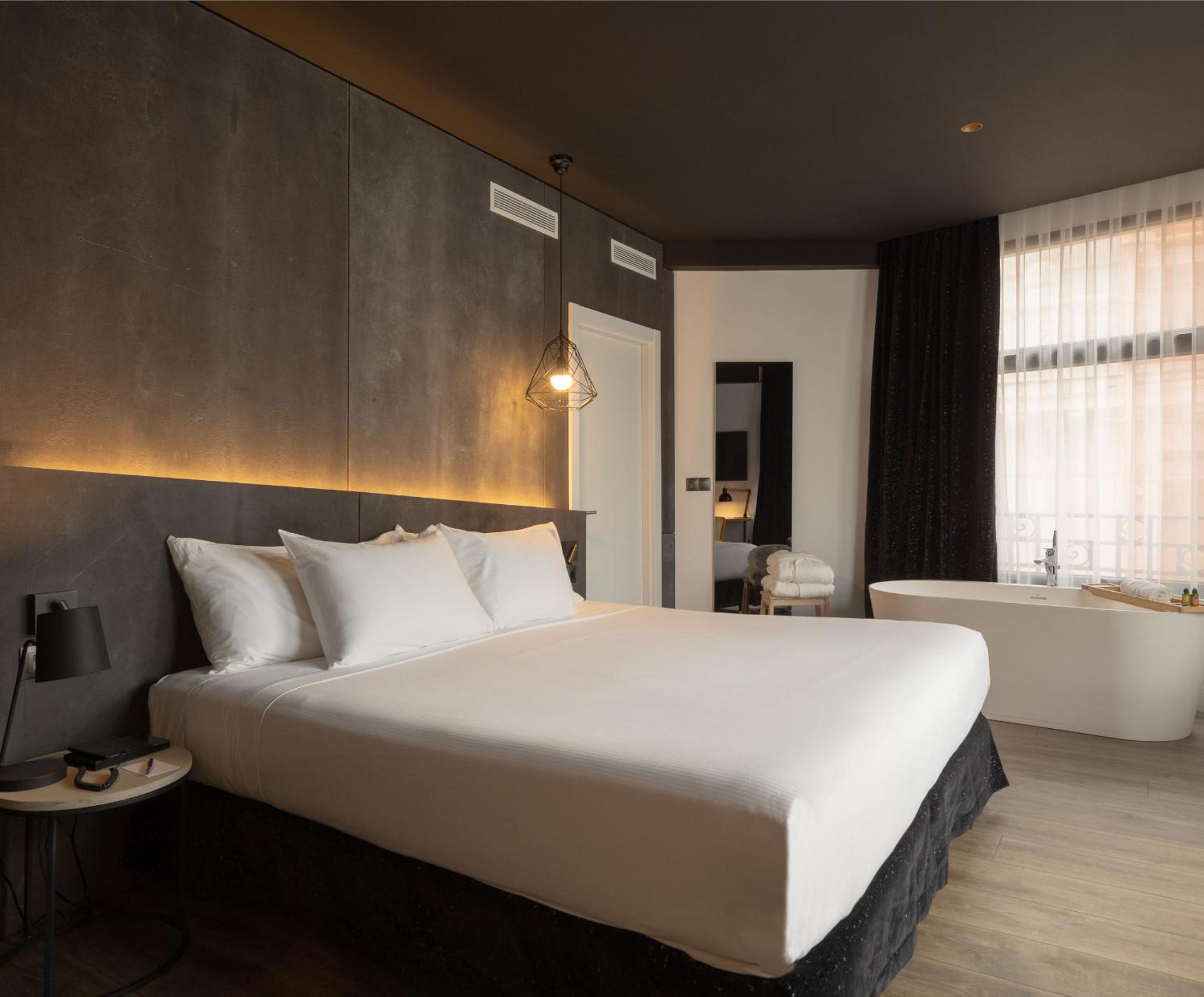 Deluxe King Room with River View photo 2