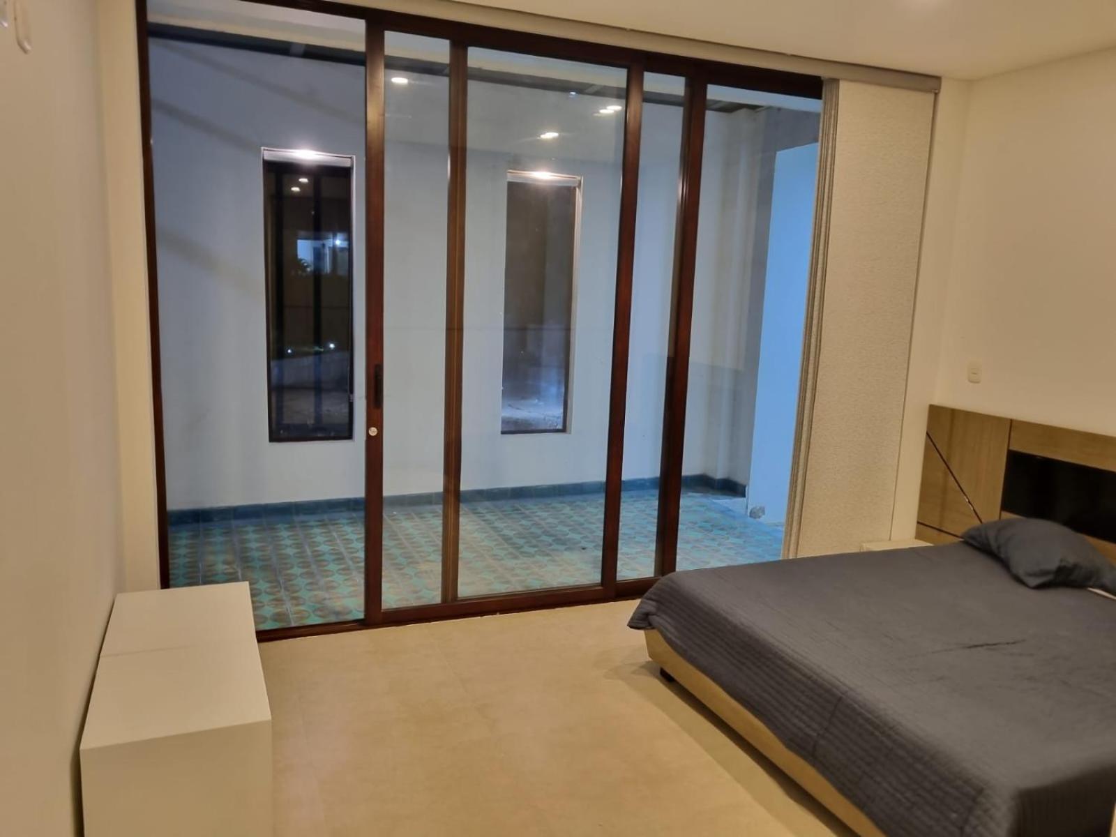 Five-Bedroom House photo 1