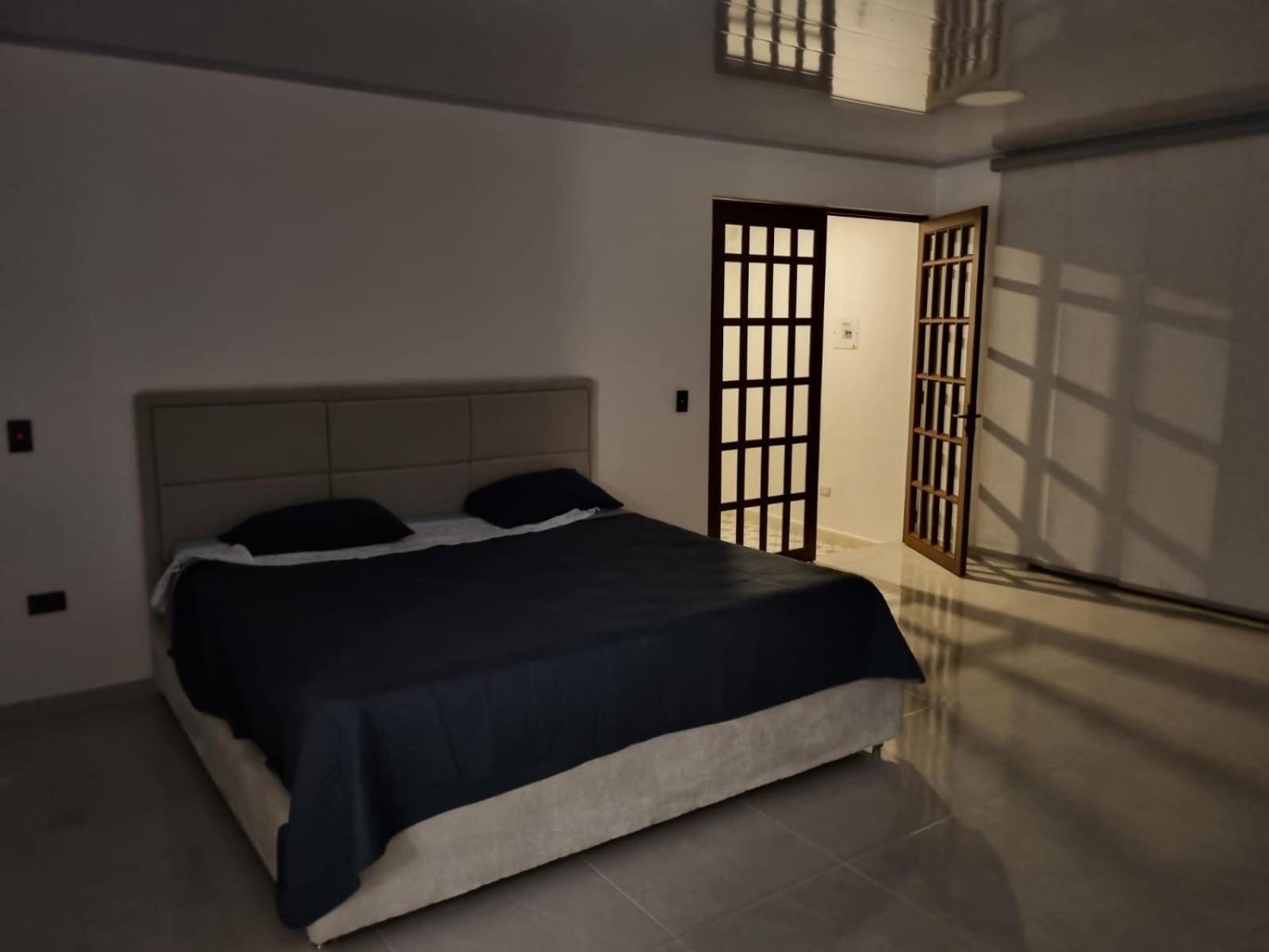 Five-Bedroom House photo 2
