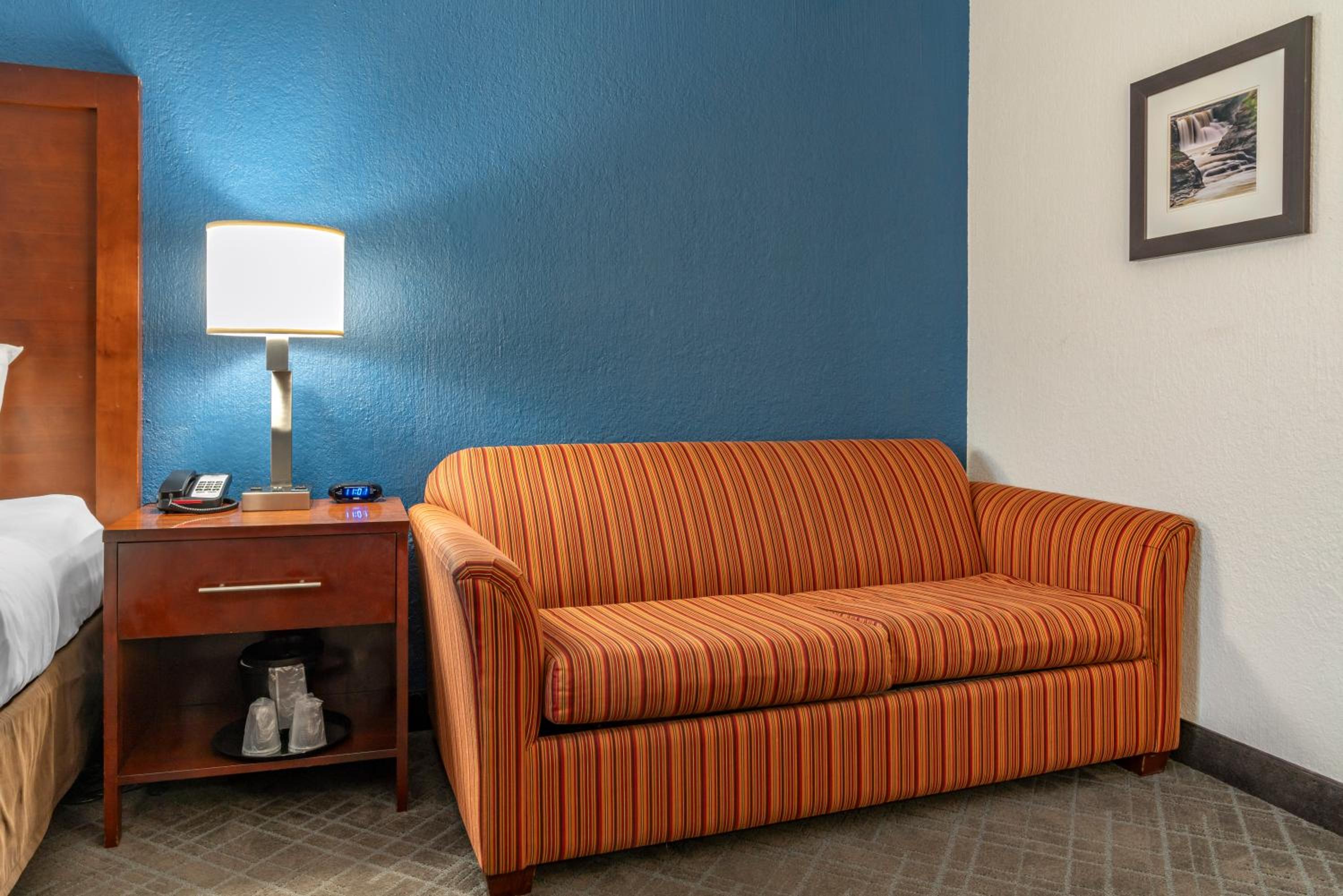 Queen Bed with Twin Sofa Bed-Nonsmoking - Photo 6
