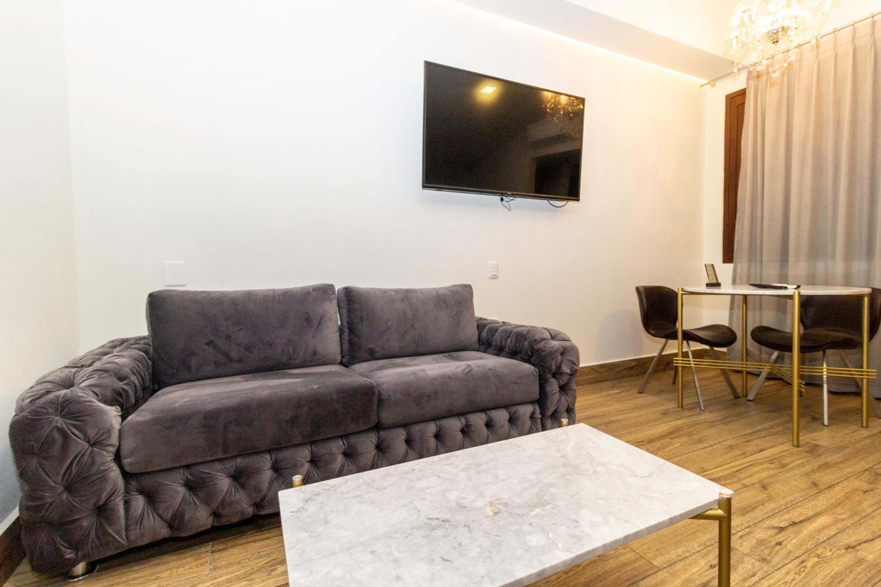 Suite - Photo 9